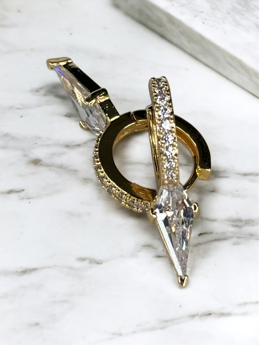 Boucle d’oreille petit anneau et triangle strass gamme spacy ( disponible en doré et argenté )