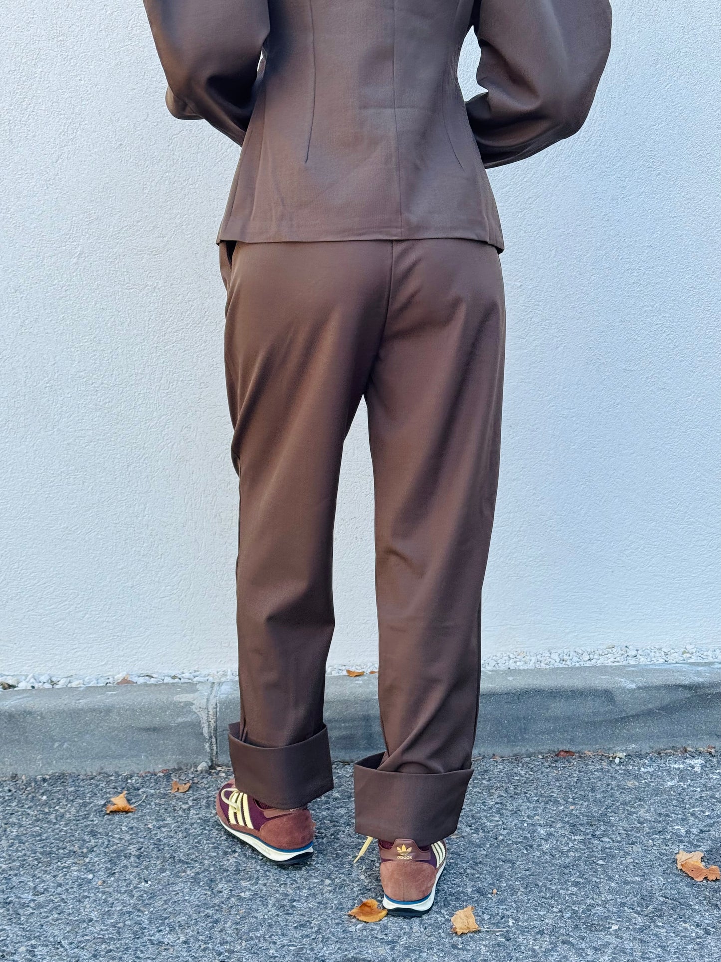Ensemble Couture Marron Taupe – Veste à Manches Ballon & Pantalon Taille Haute