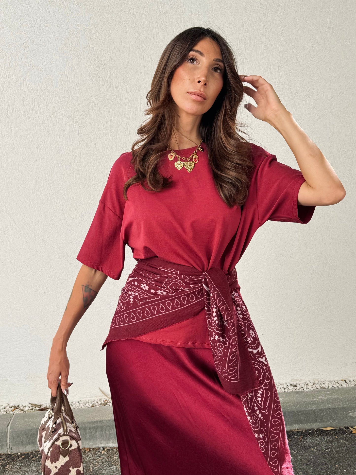 Grand chèche imprimé style bandana – bordeau & écru