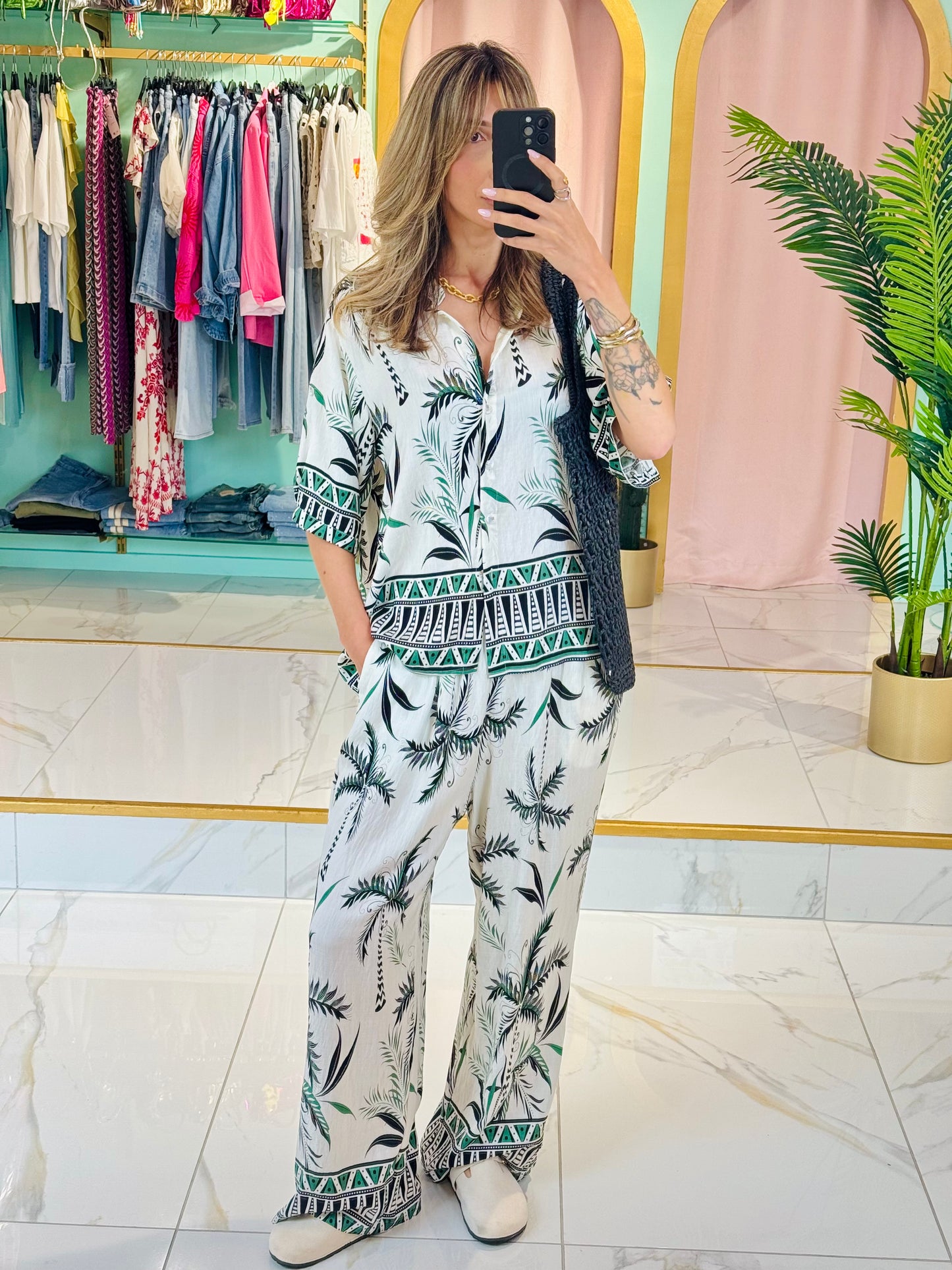 Ensemble estival imprimé palmiers – Chemise + pantalon fluide coloris vert