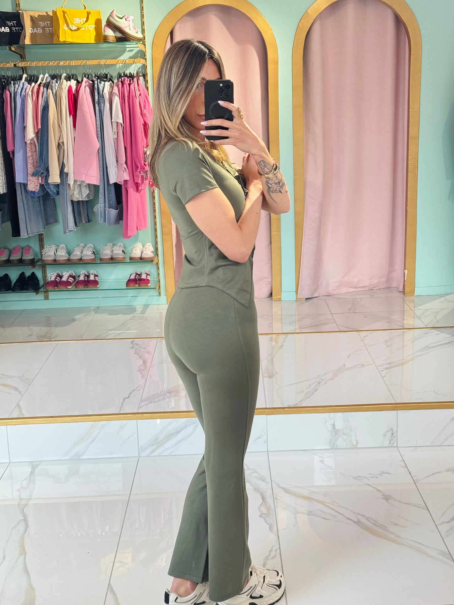 Ensemble top & pantalon près du corps kaki