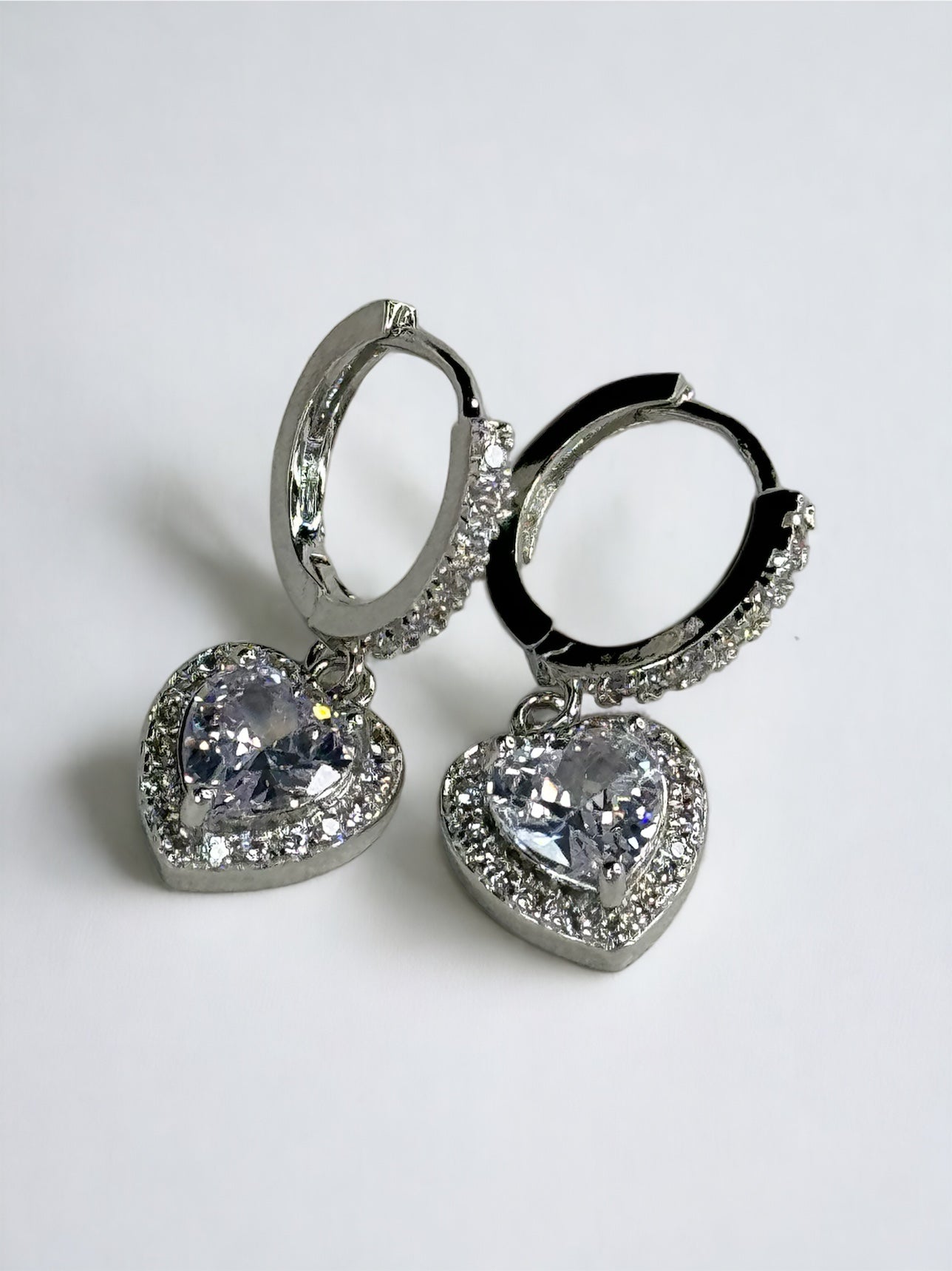 Boucle d’oreille petit anneau et coeur strass gamme spacy ( disponible en doré et argenté )