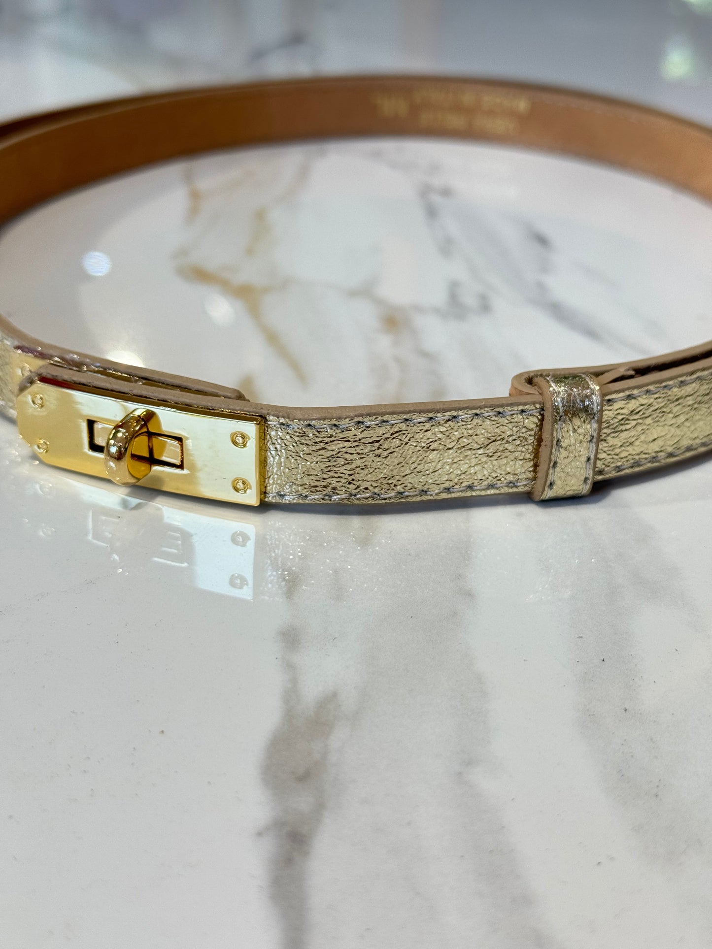 Ceinture en cuir brillant or