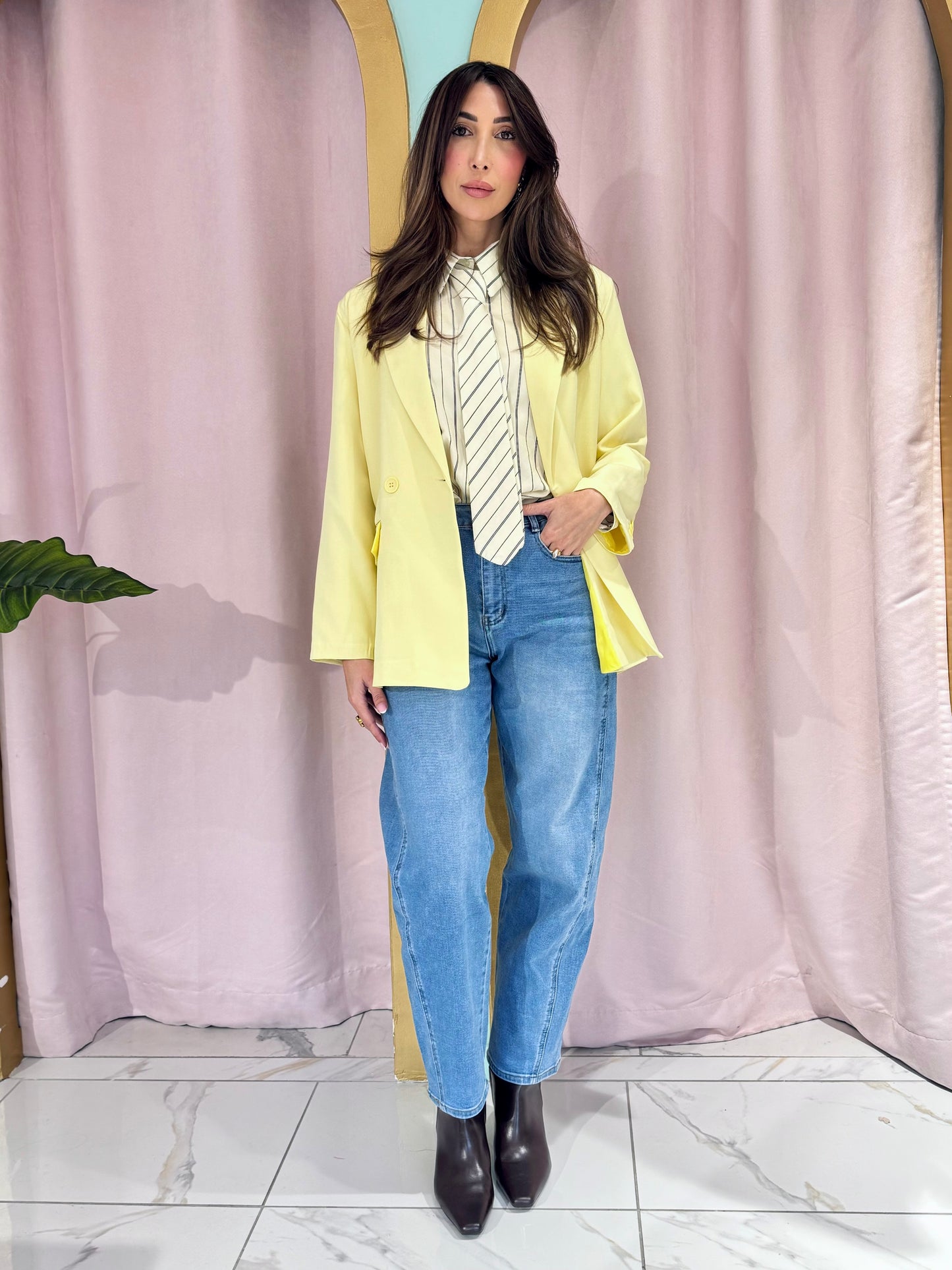 Chemise rayée avec épaulettes et cravate jaune