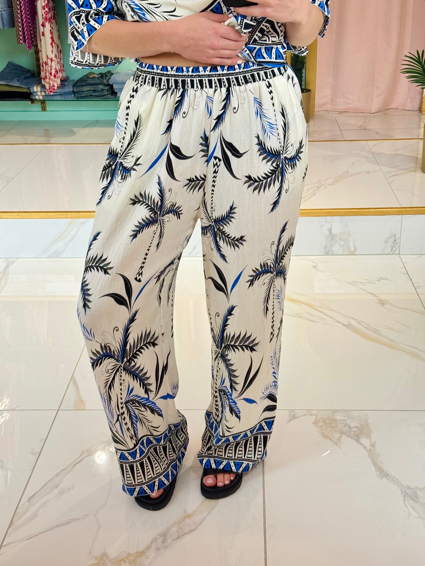 Ensemble estival imprimé palmiers – Chemise + pantalon fluide coloris bleu