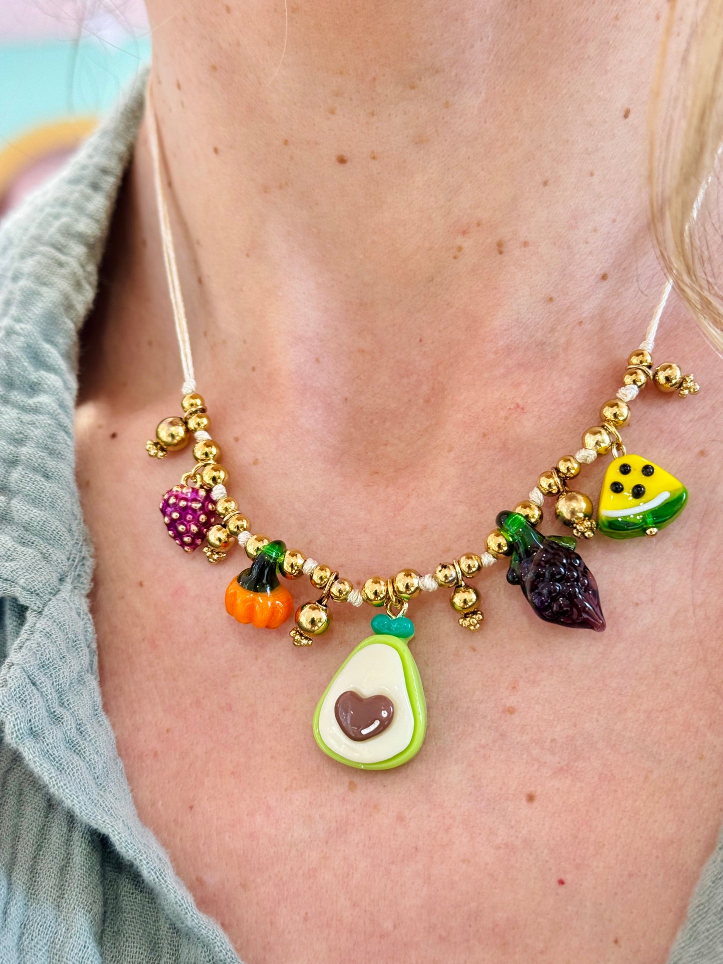 Collier charms sur cordon avocat & compagnie
