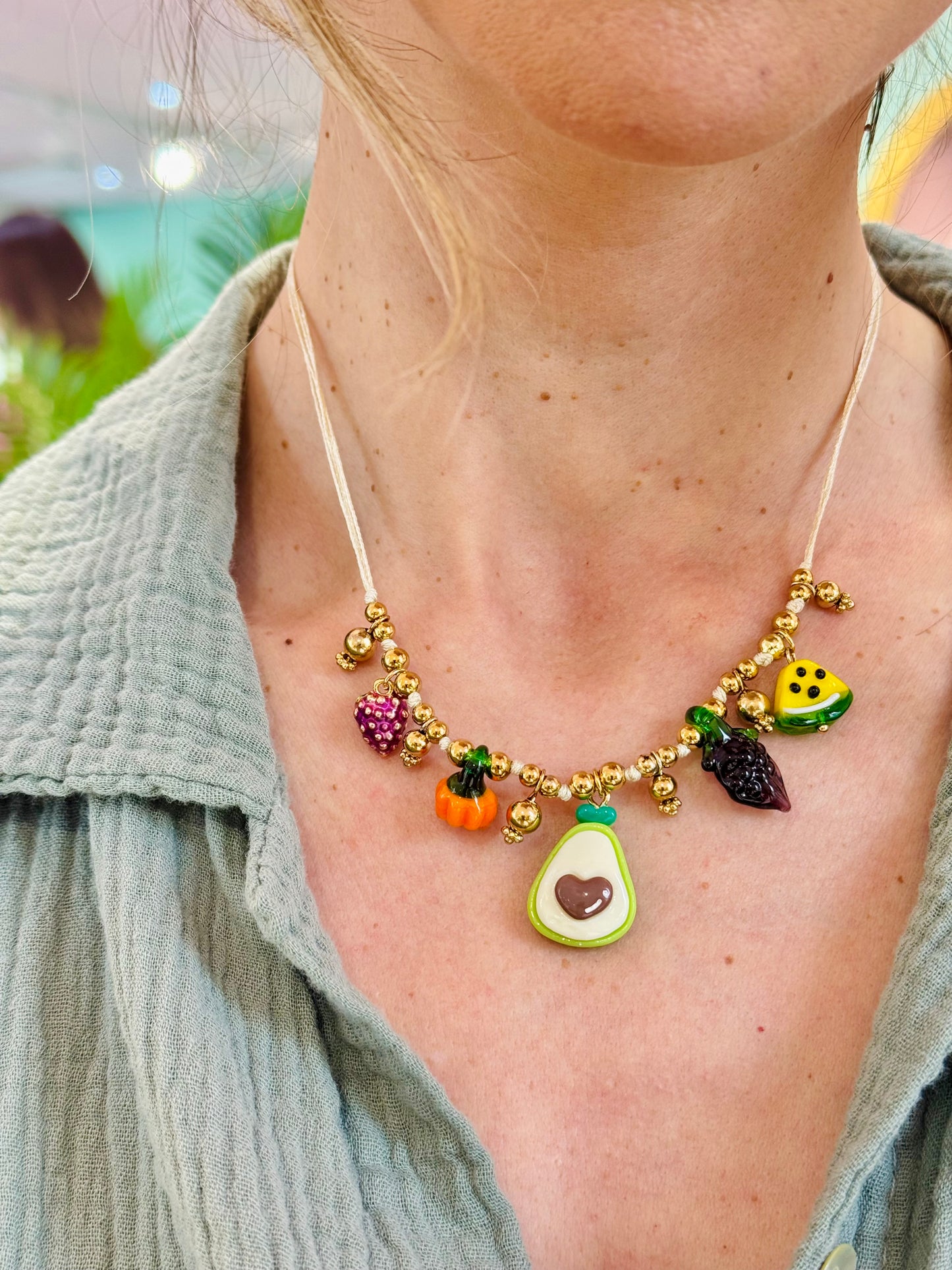 Collier charms sur cordon avocat & compagnie