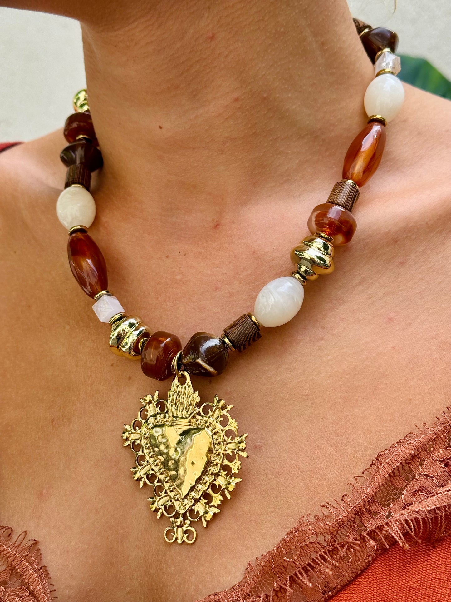 Collier perle et cœur chocolat