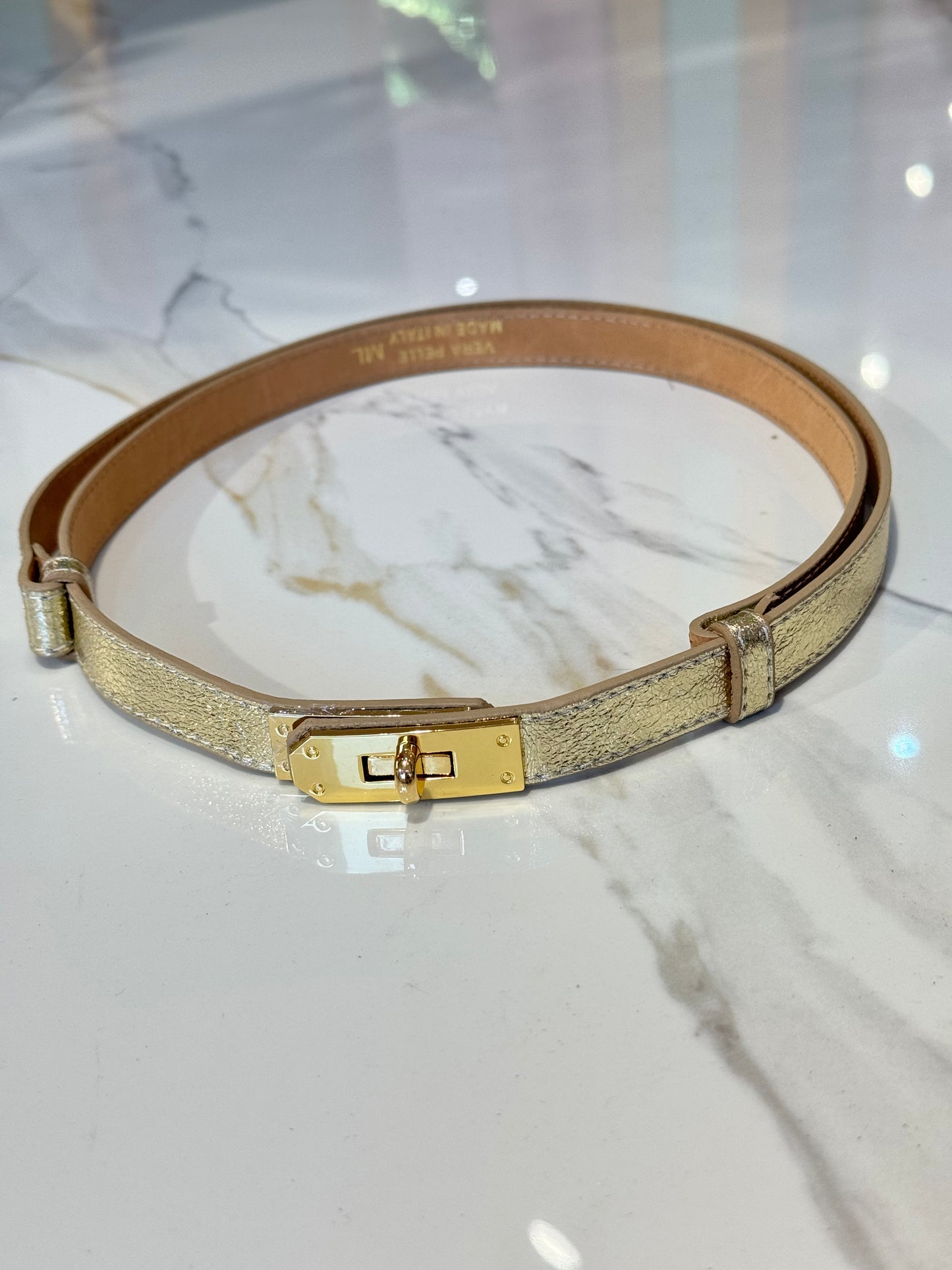 Ceinture en cuir brillant or