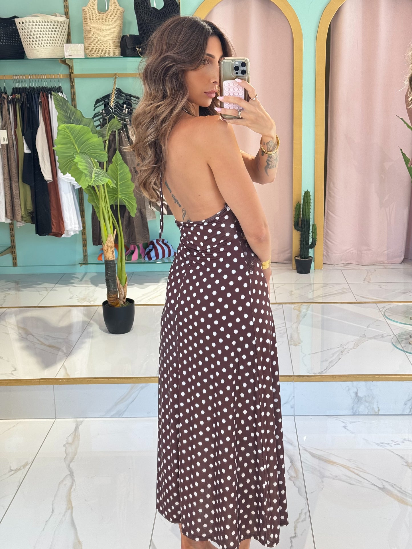 Robe longue a pois nouable dans la nuque - marron