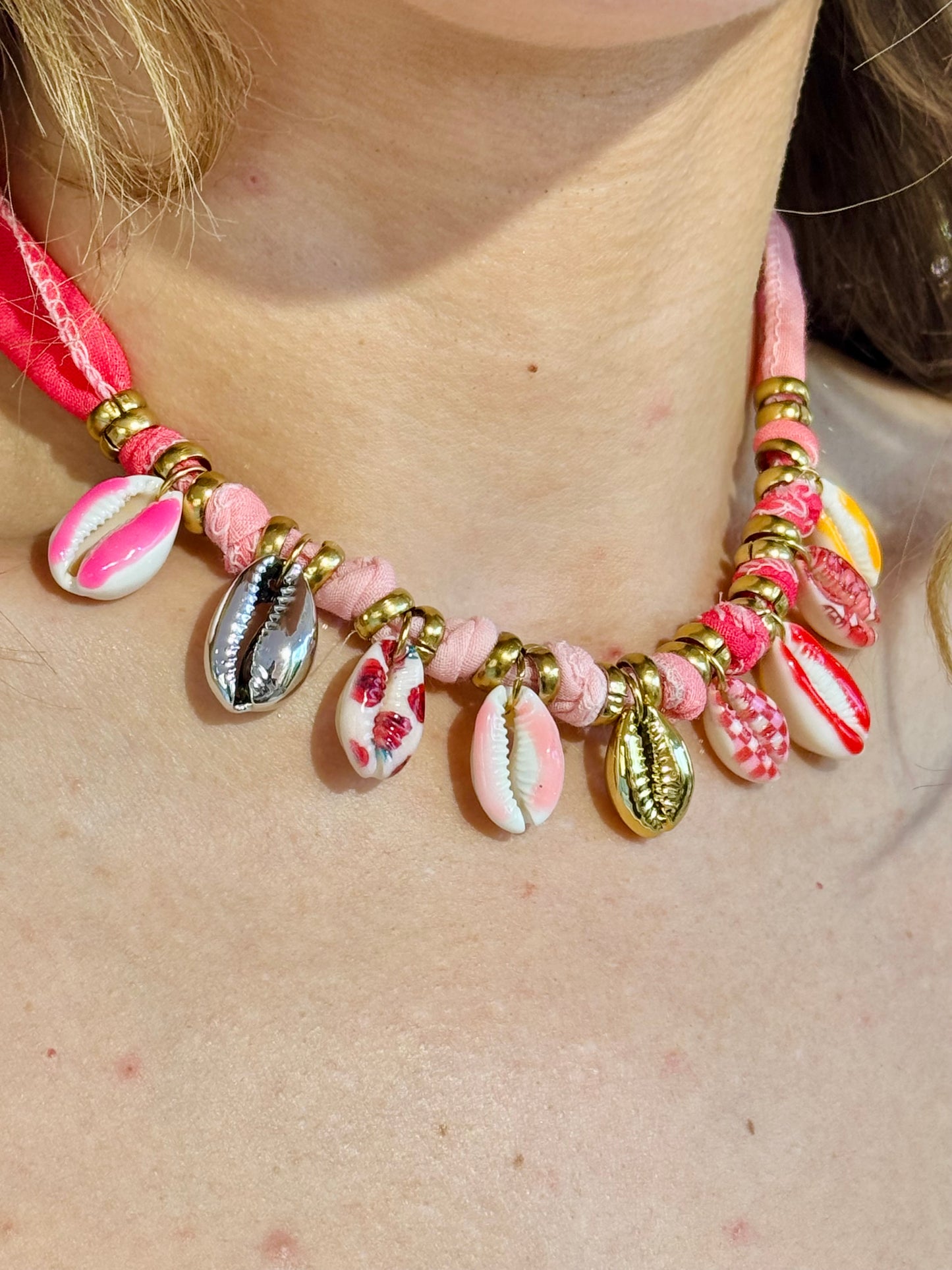 Collier tissu et coquillage - Mile et Mila rose