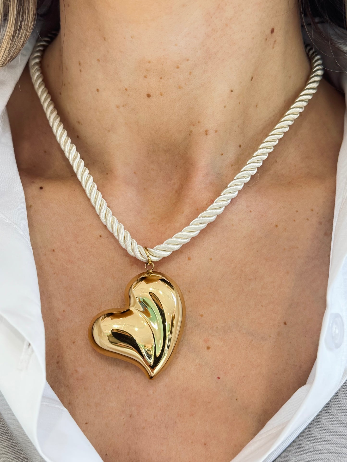 Collier cordon beige avec cœur