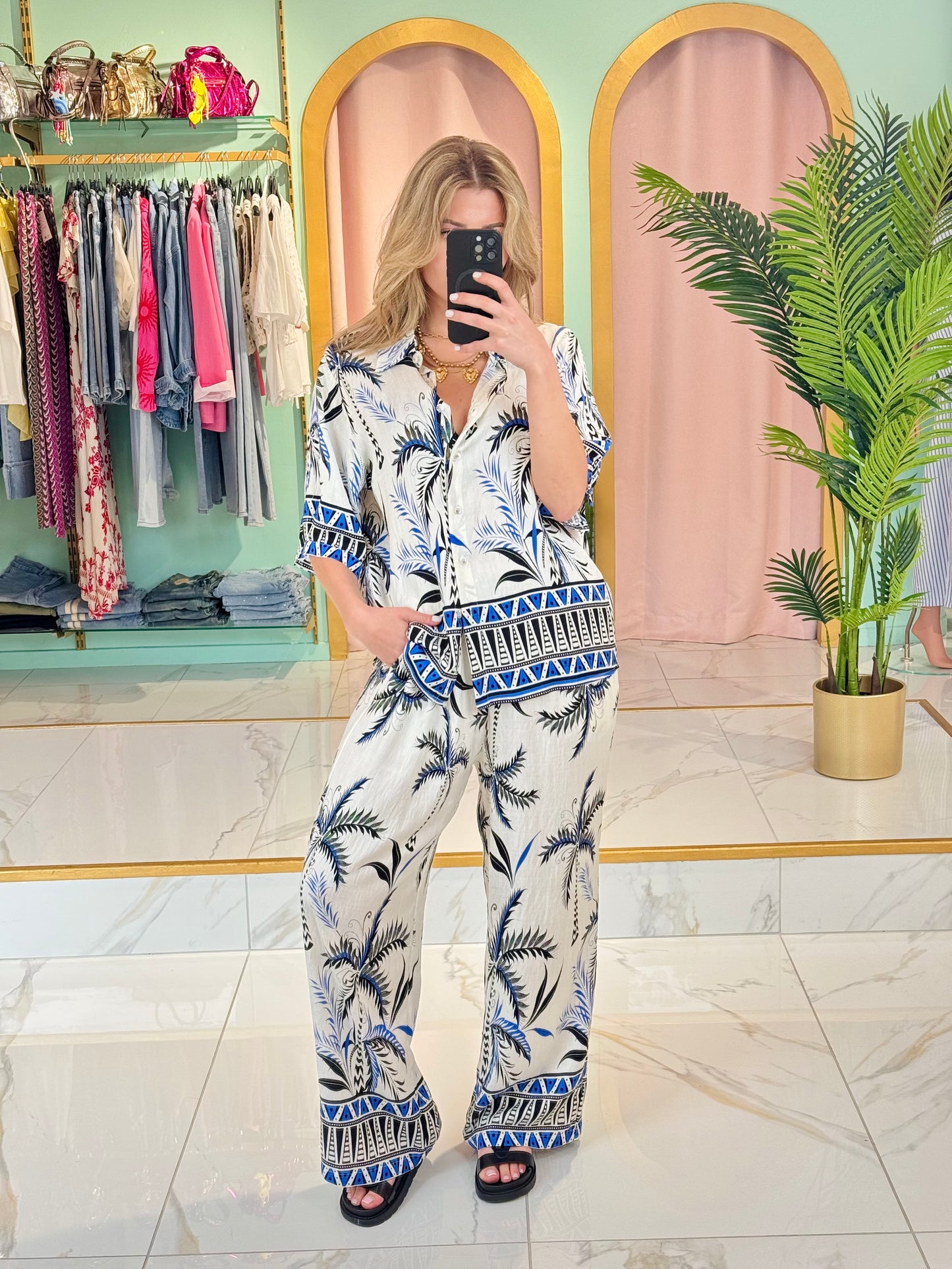 Ensemble estival imprimé palmiers – Chemise + pantalon fluide coloris bleu