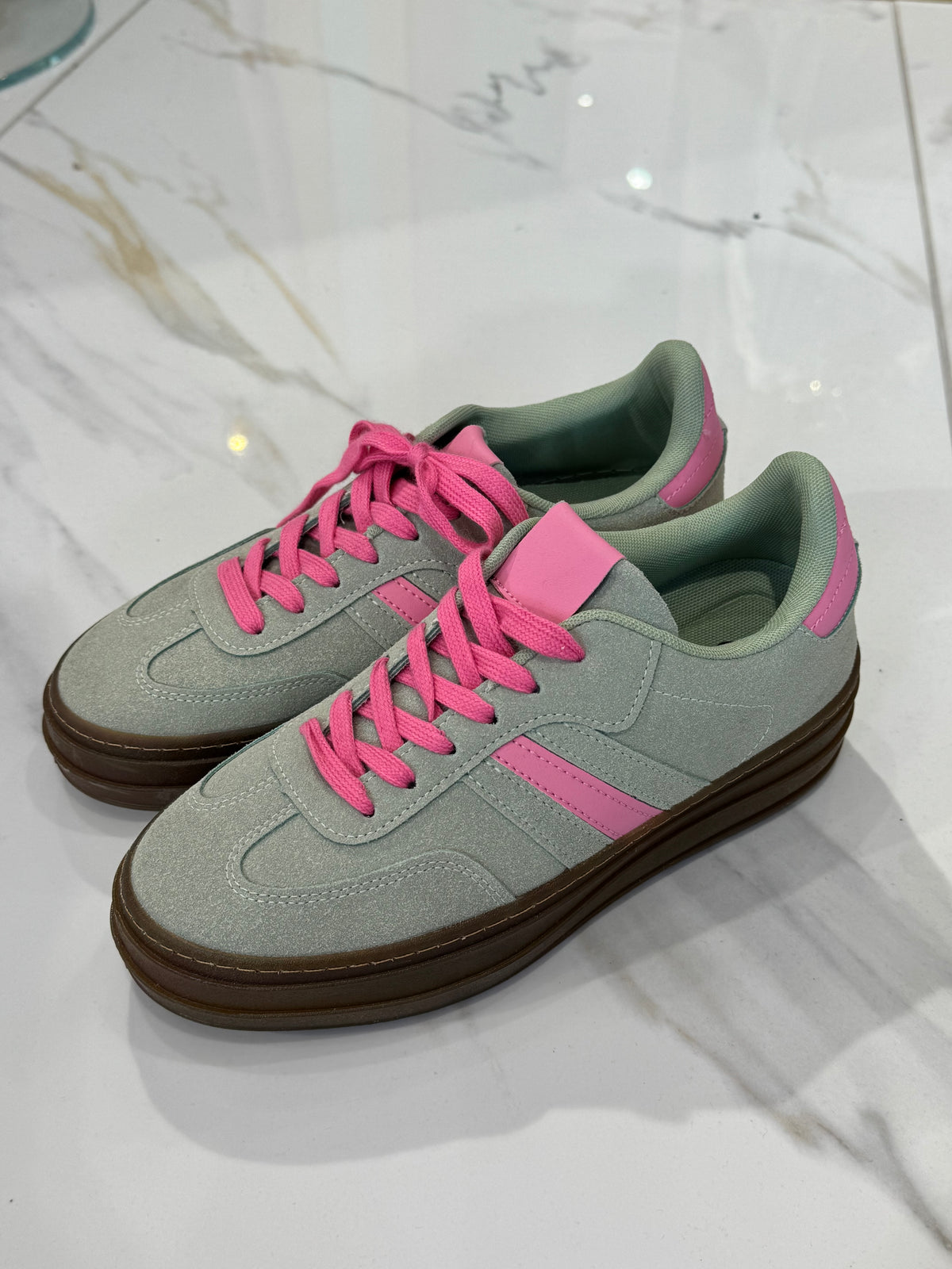 Sneakers verte à bandes