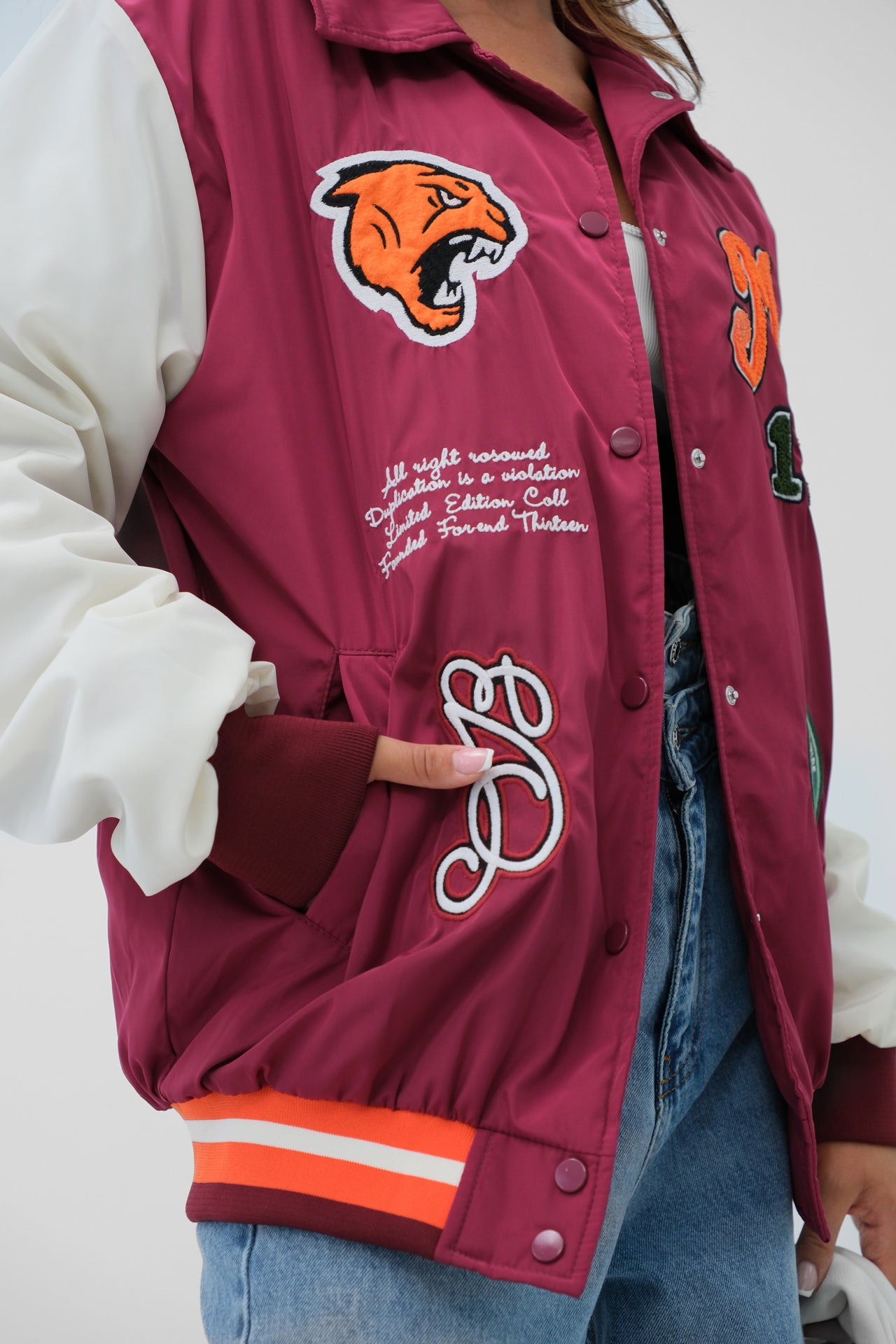 Blouson college brodé bicolore avec poches bordeaux
