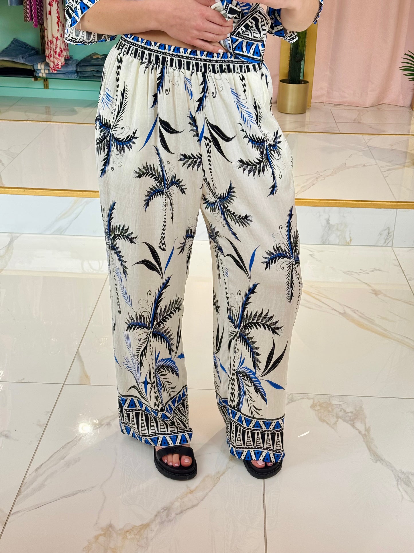 Ensemble estival imprimé palmiers – Chemise + pantalon fluide coloris bleu
