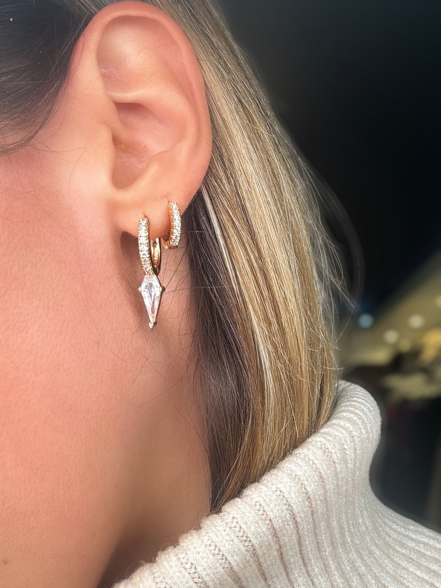 Boucle d’oreille petit anneau et triangle strass gamme spacy ( disponible en doré et argenté )