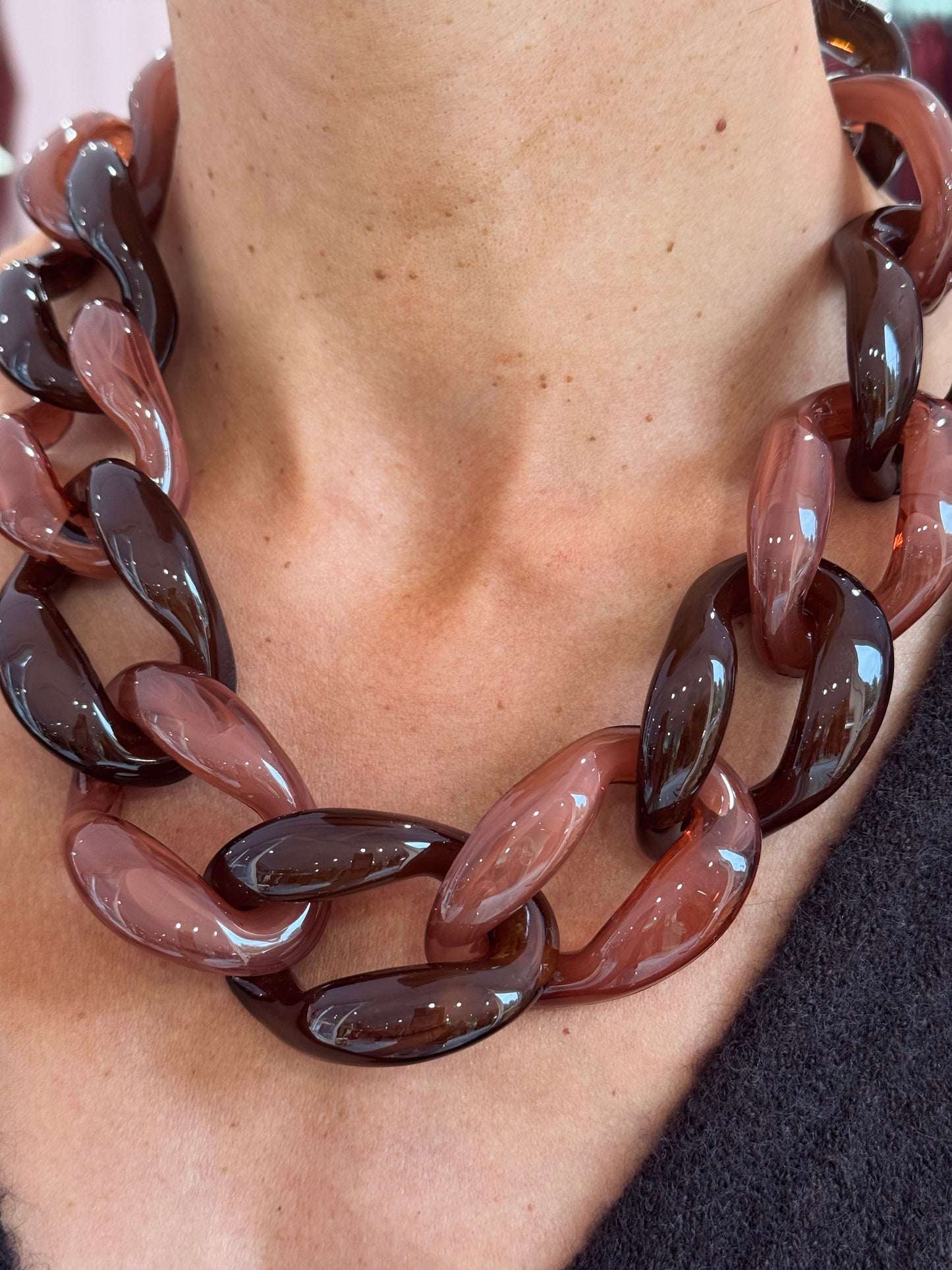 Collier maillon xl en résine chocolat bicolore