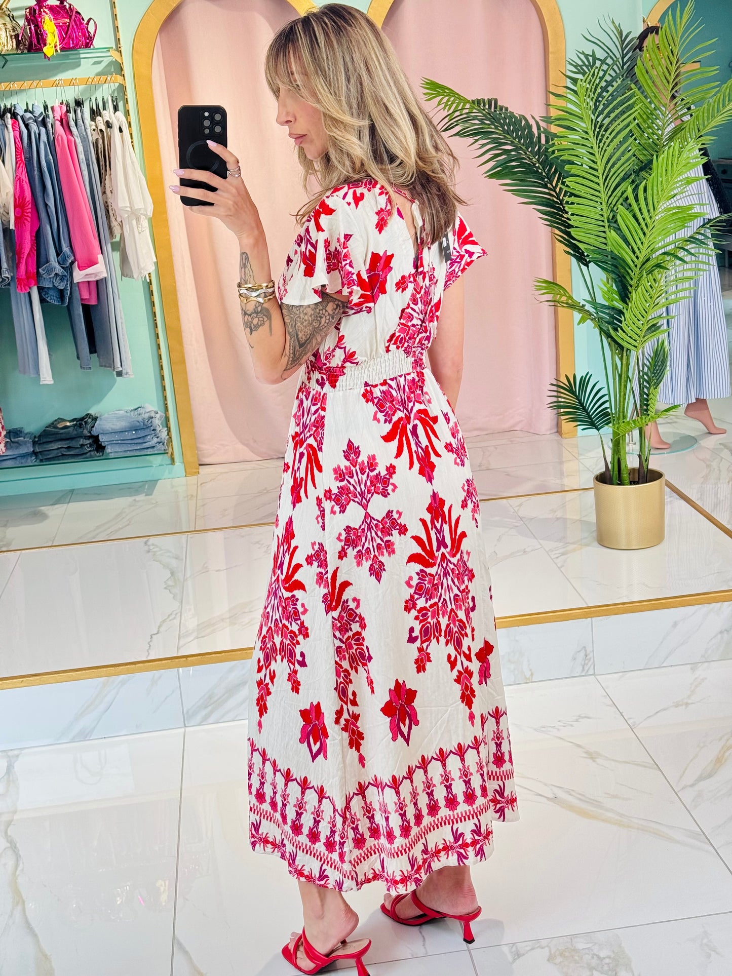 Robe longue cache-cœur à motifs estivaux – coloris fushia et rouge