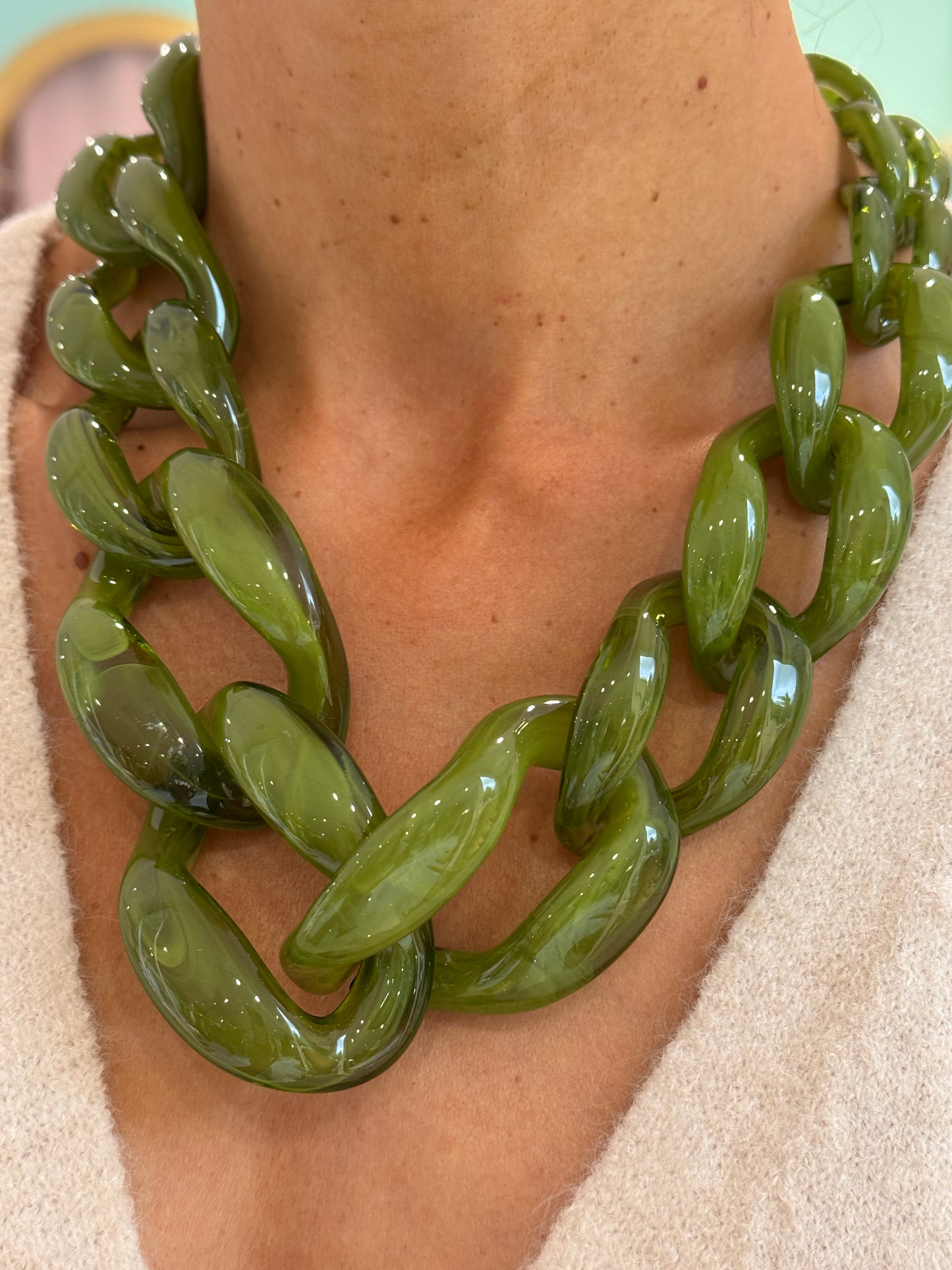 Collier maillon xl en résine vert pistache