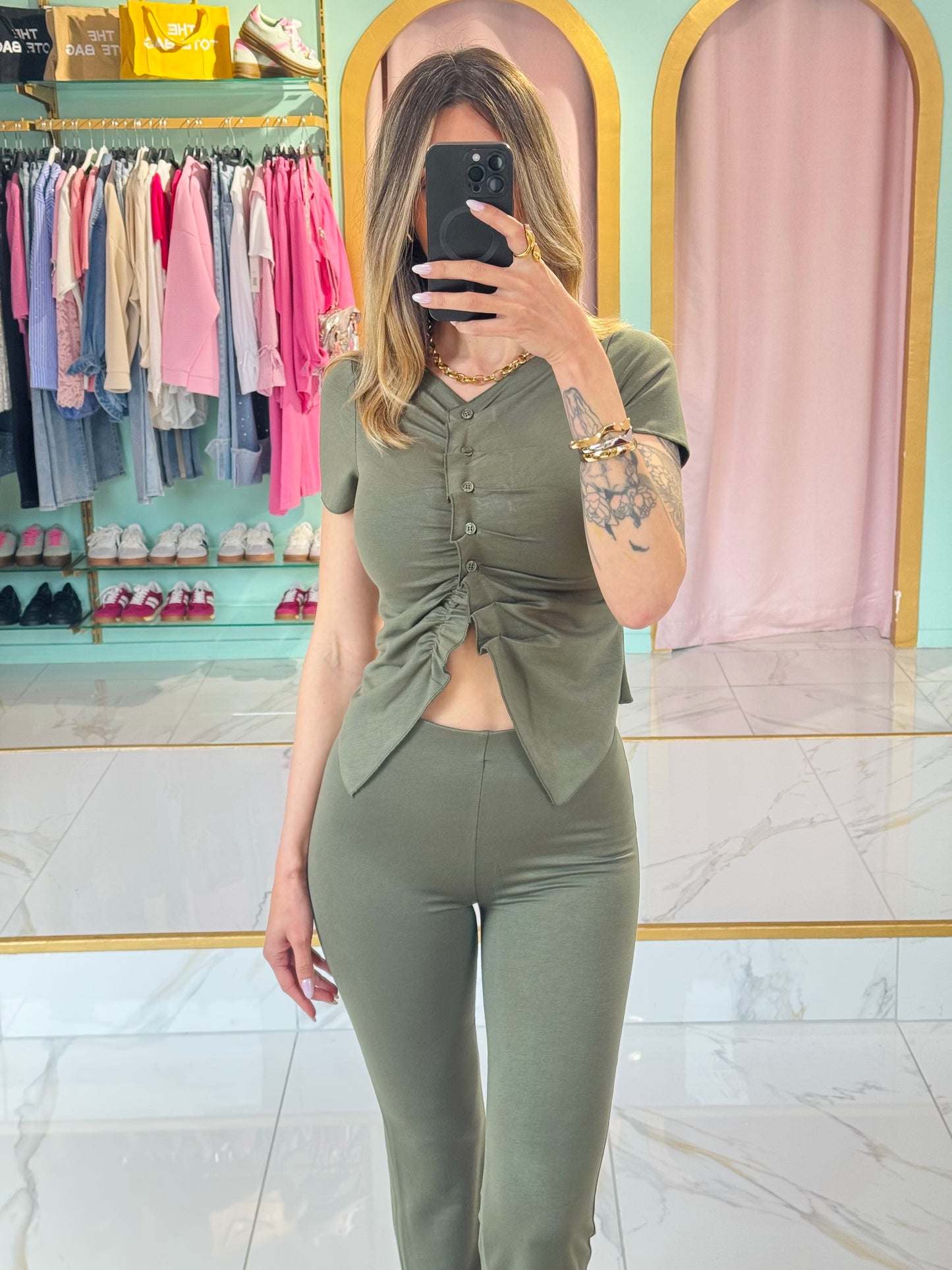 Ensemble top & pantalon près du corps kaki