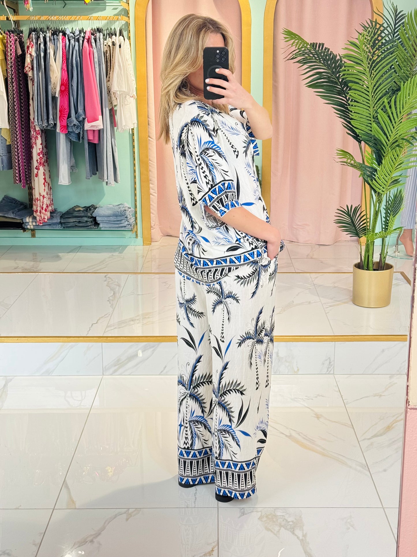 Ensemble estival imprimé palmiers – Chemise + pantalon fluide coloris bleu