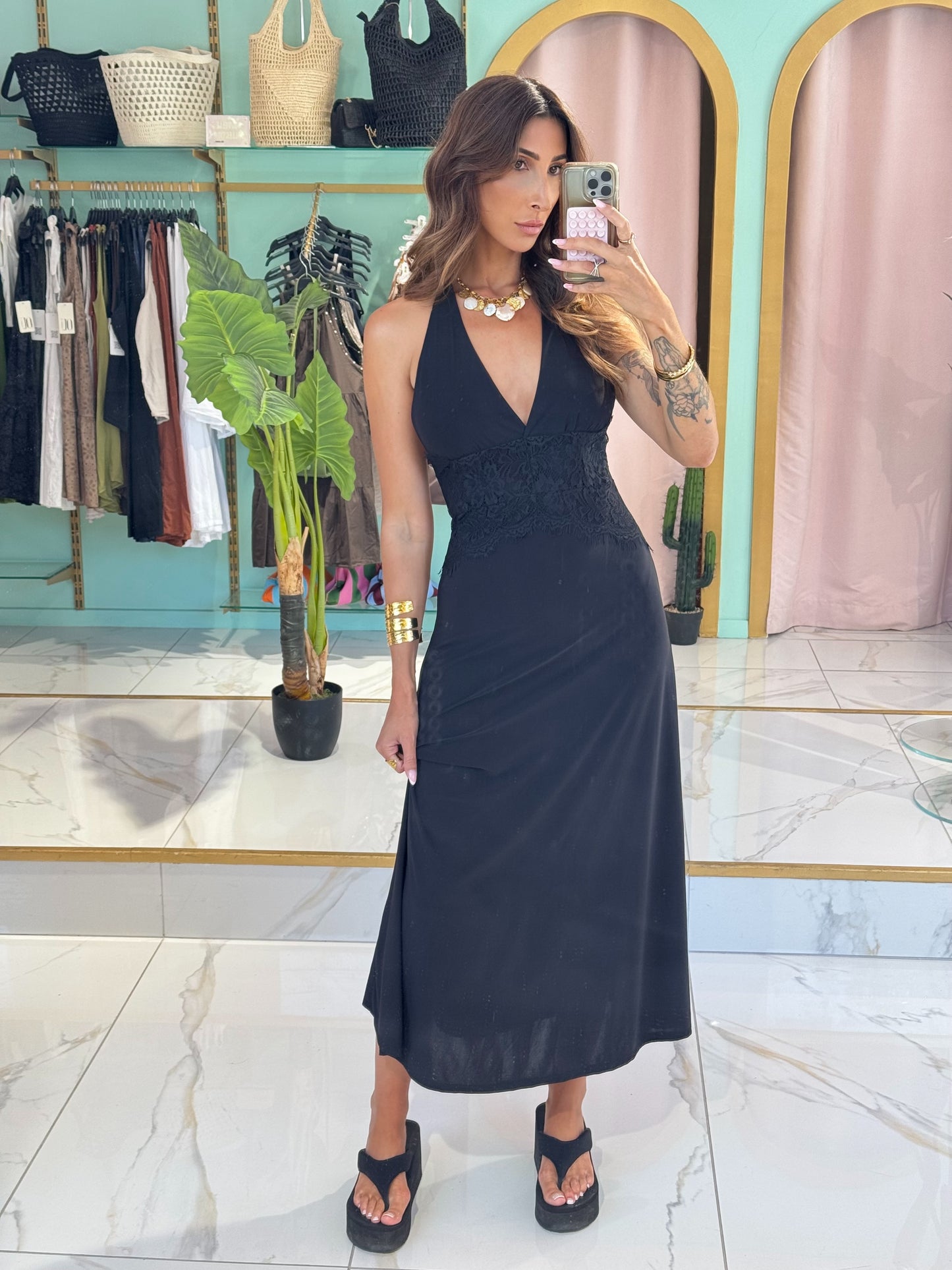 Robe longue nouable dans la nuque - noire unie