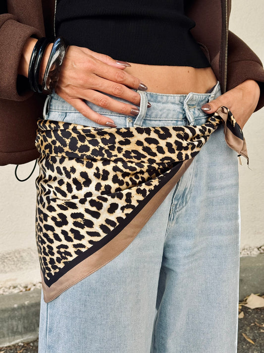Carré de soie léopard