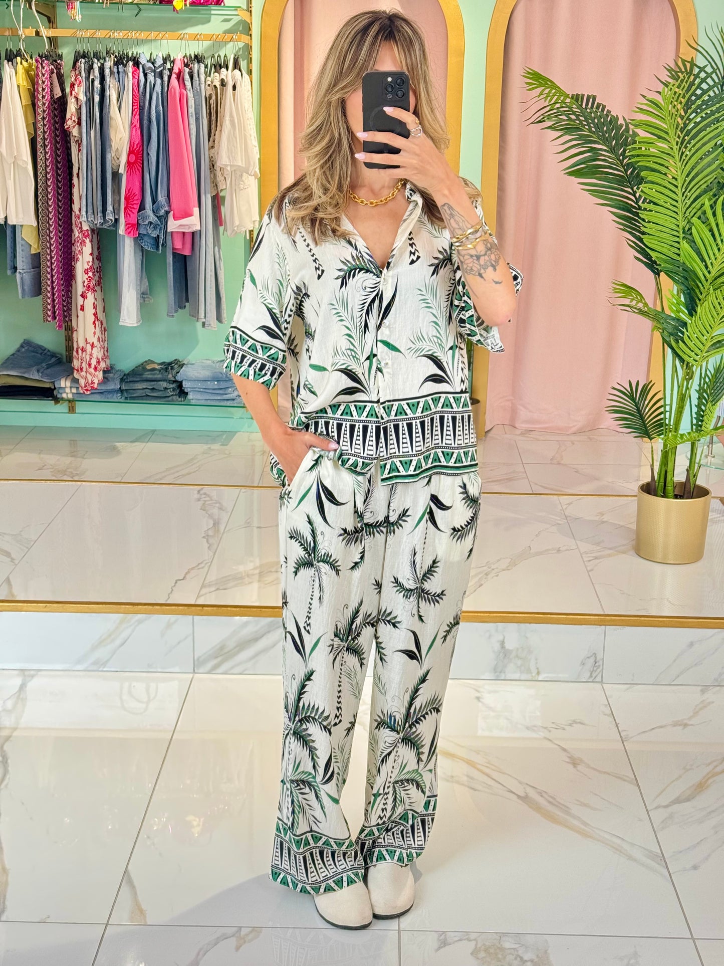 Ensemble estival imprimé palmiers – Chemise + pantalon fluide coloris vert