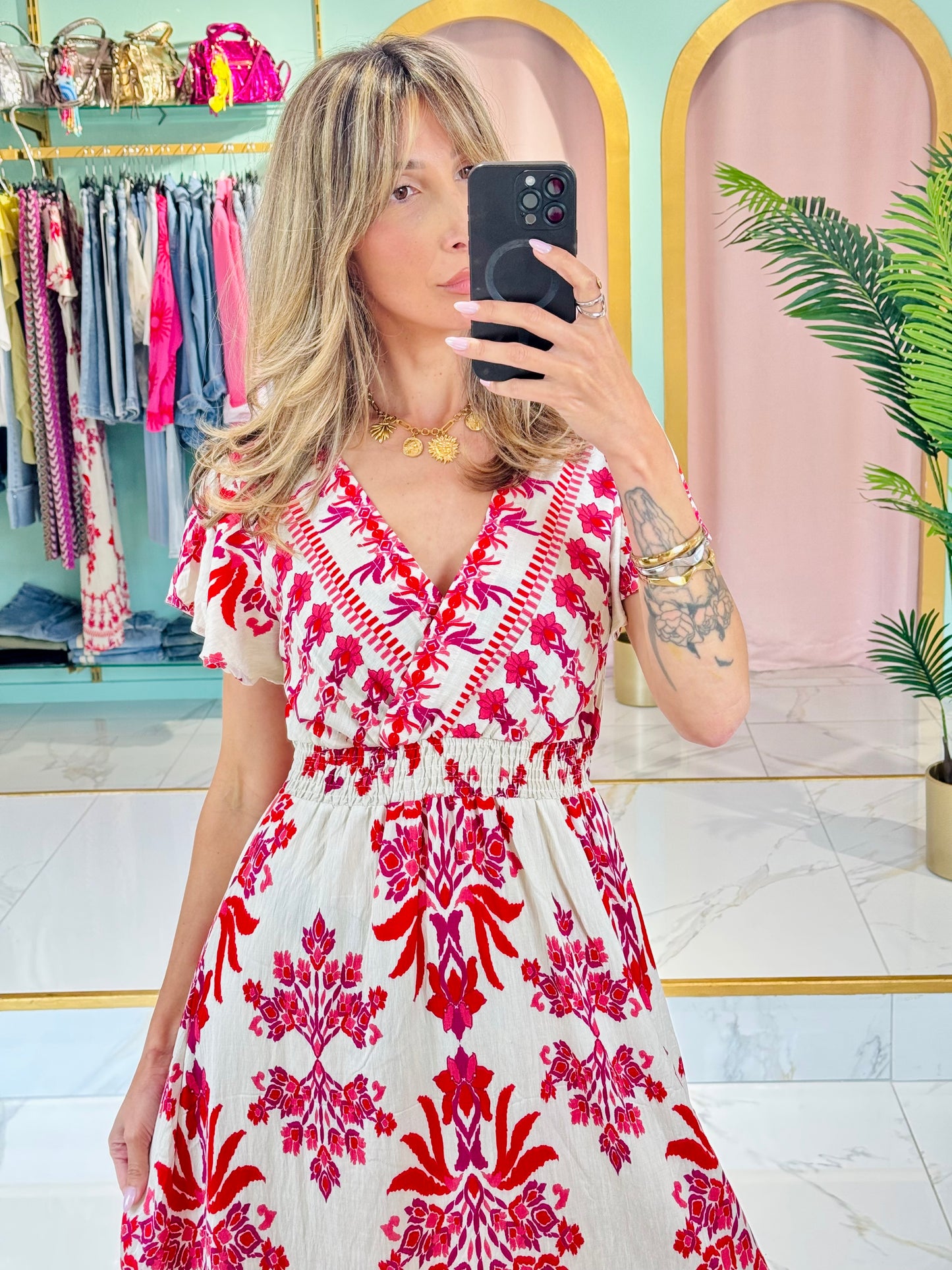 Robe longue cache-cœur à motifs estivaux – coloris fushia et rouge