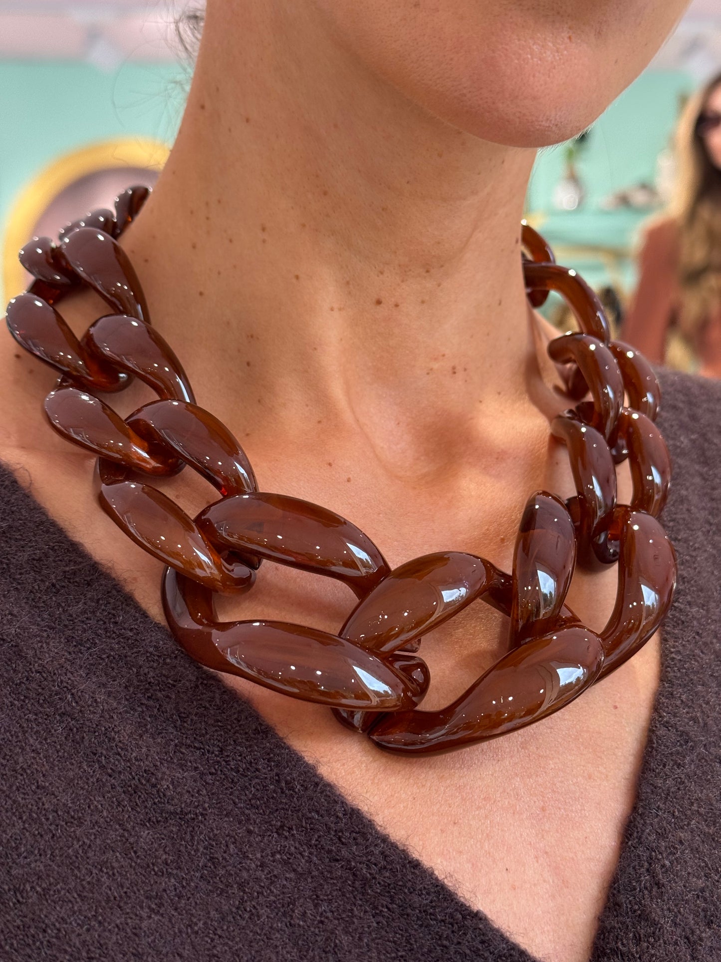 Collier maillon xl en résine chocolat au lait