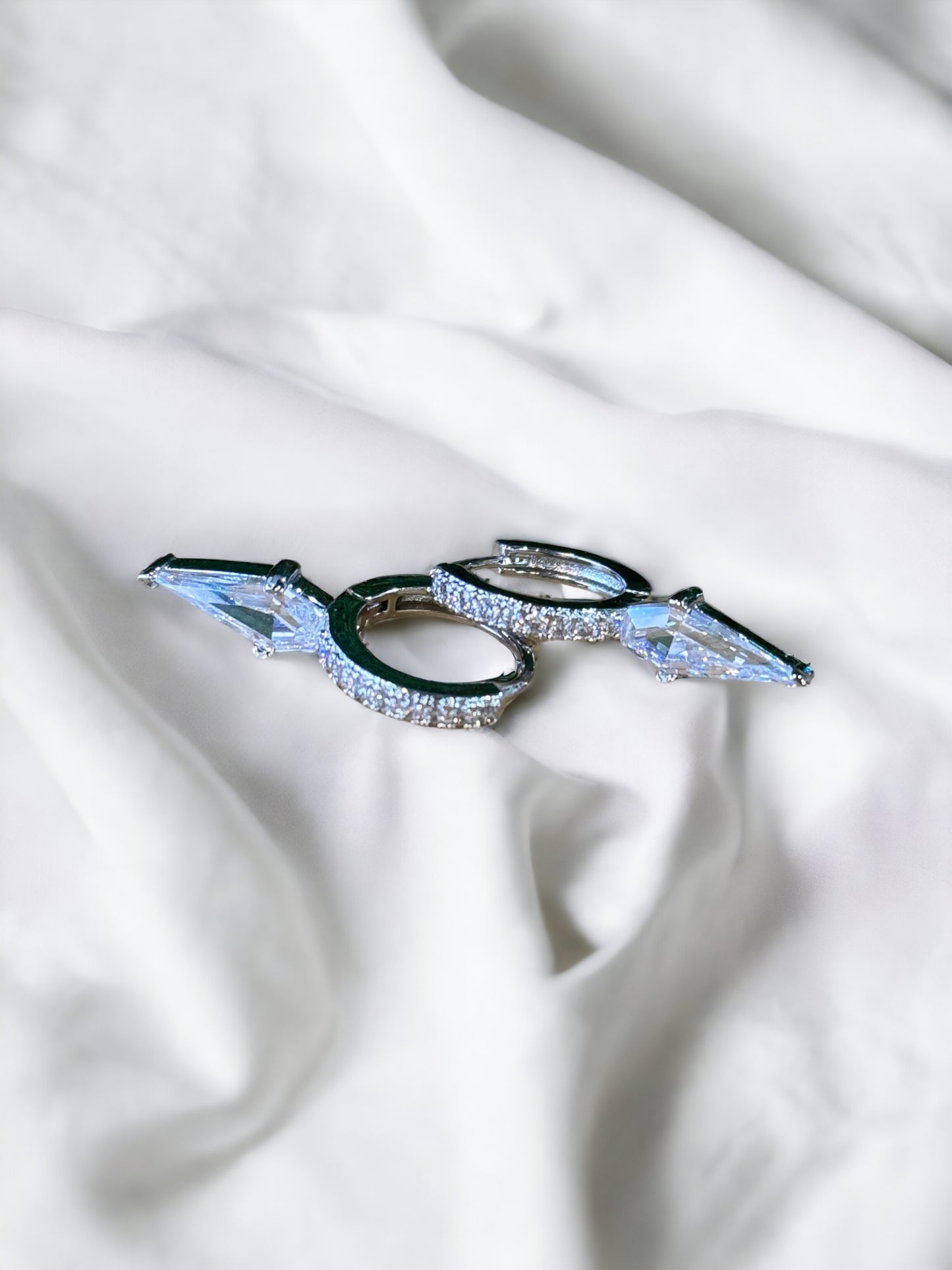 Boucle d’oreille petit anneau et triangle strass gamme spacy ( disponible en doré et argenté )