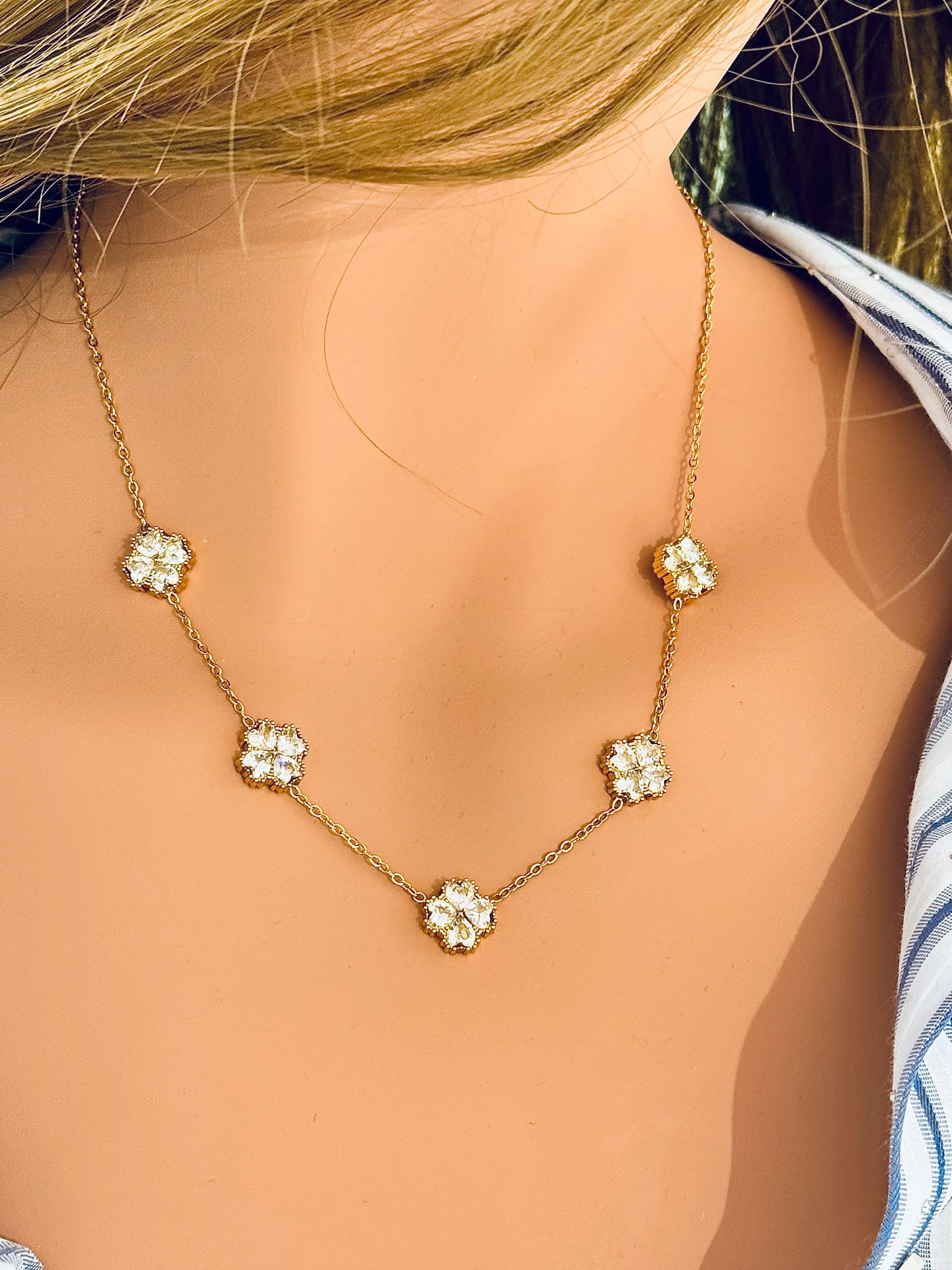 Collier cinq trèfles et strass or