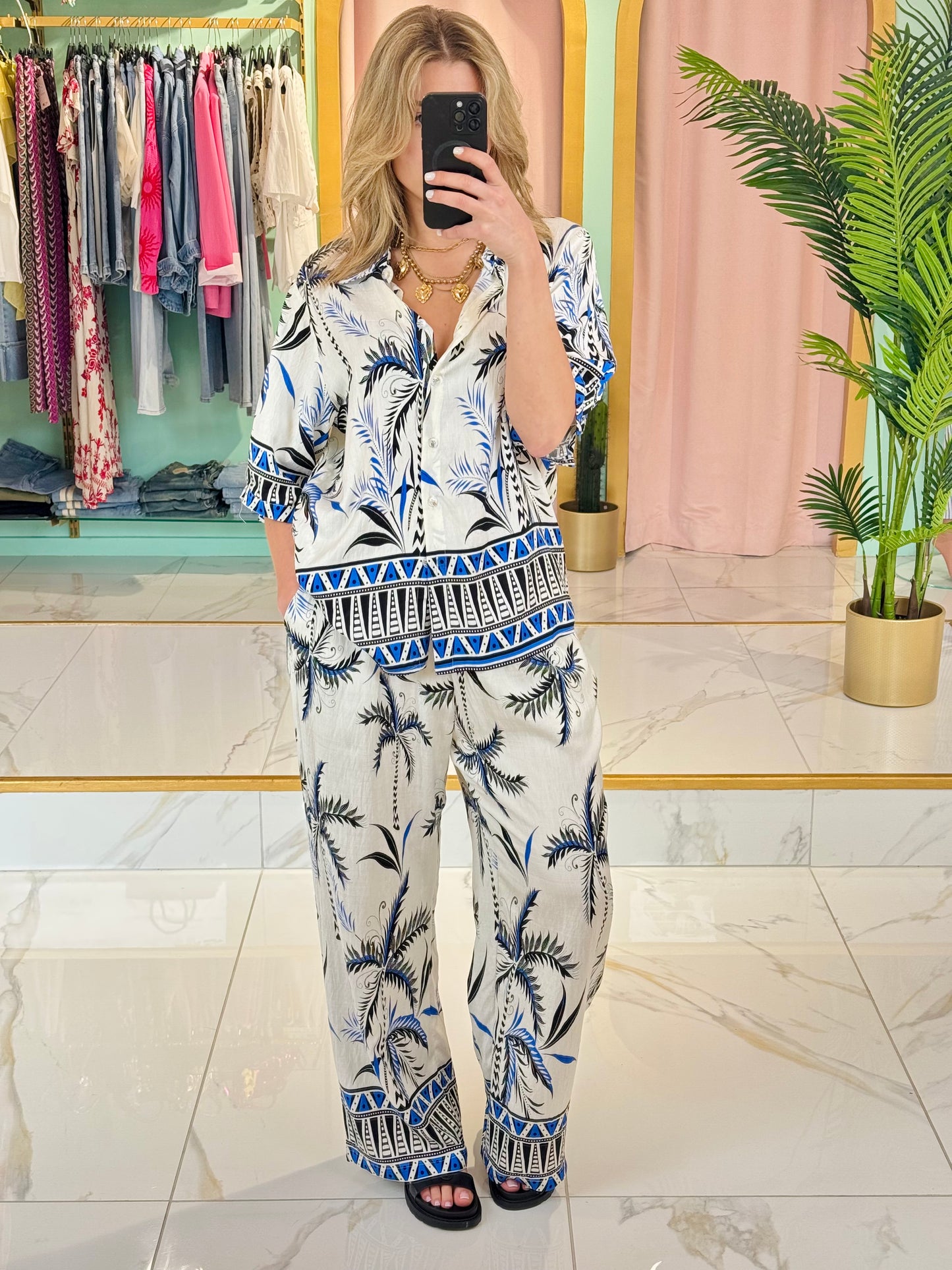 Ensemble estival imprimé palmiers – Chemise + pantalon fluide coloris bleu
