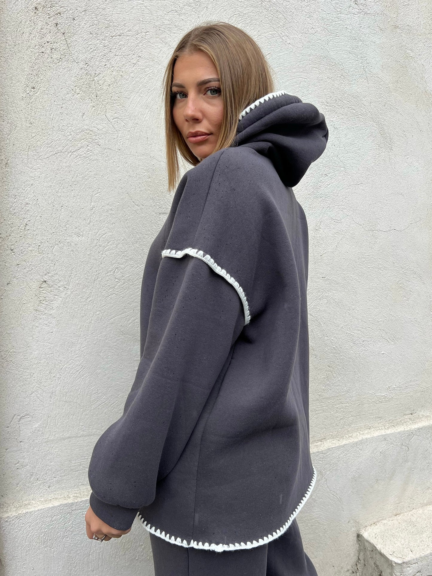 Sweat à capuche oversize a détails coutures coloris gris