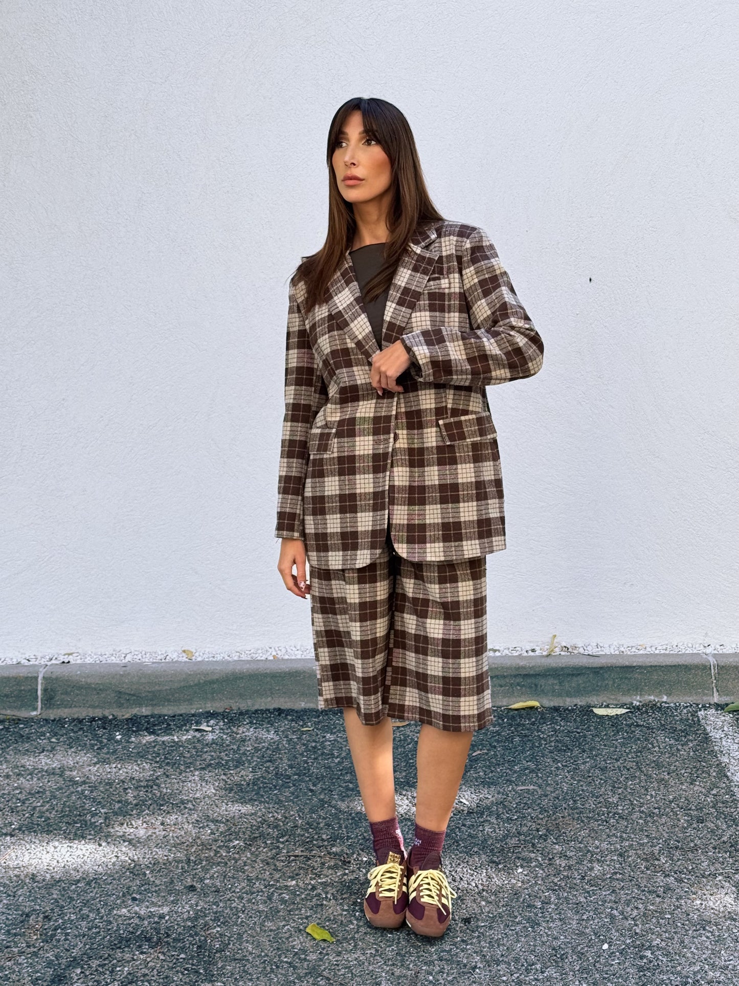 Ensemble veste tailleur & bermuda à carreaux marron