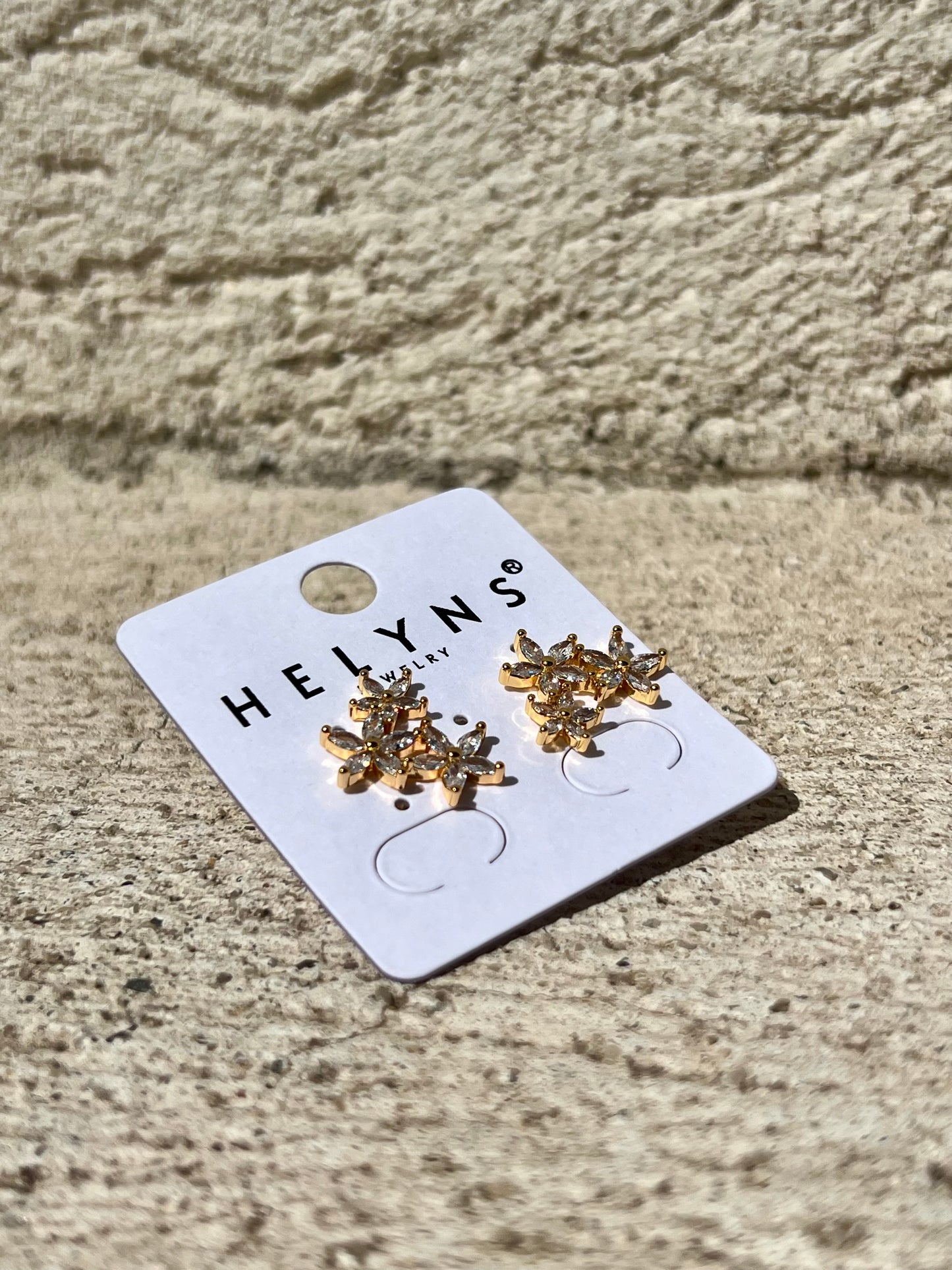 Boucle d’oreille trio de fleurs( coloris or ou argent )