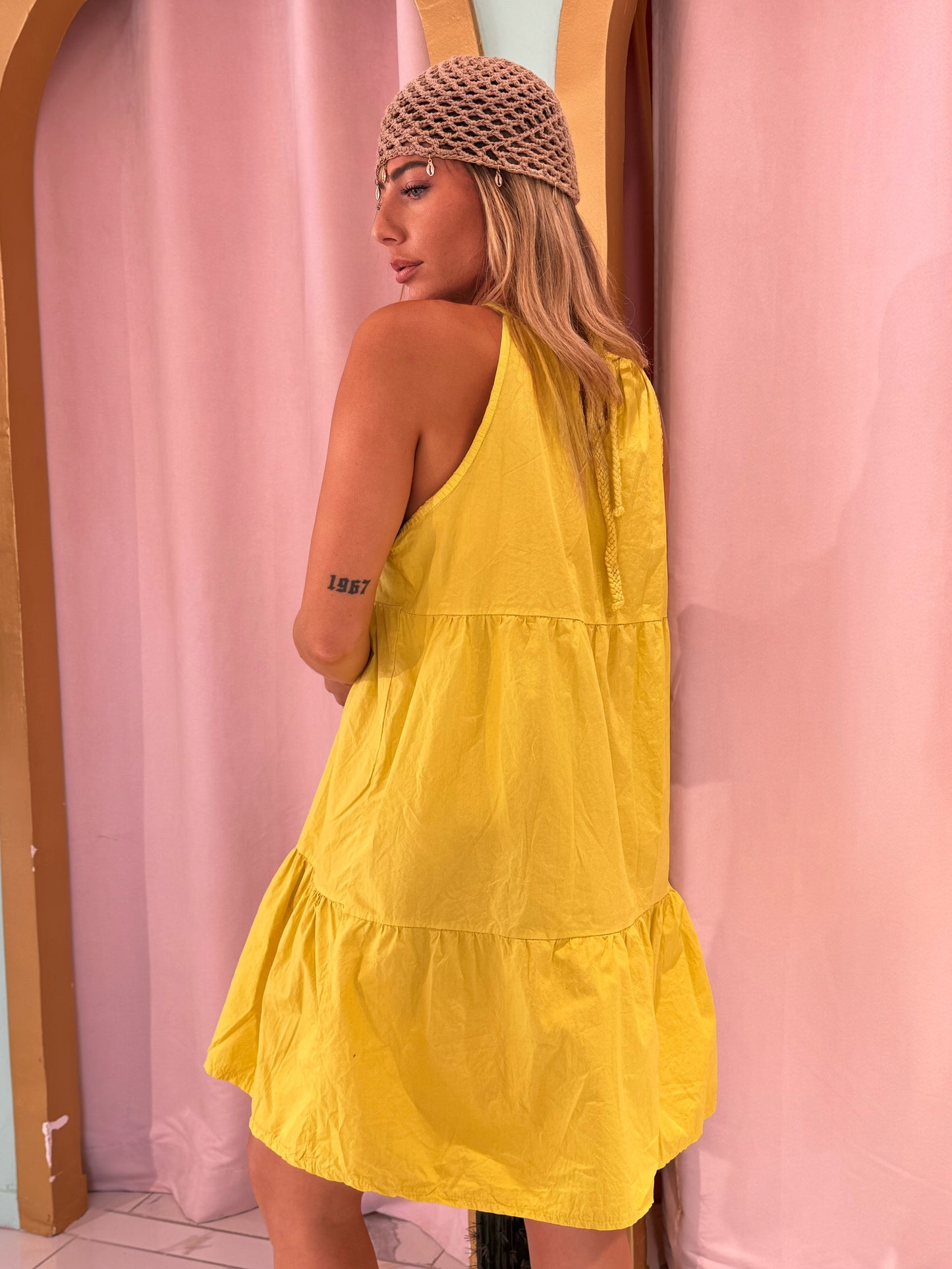 Robe en popeline de coton à encolure cloutée - jaune