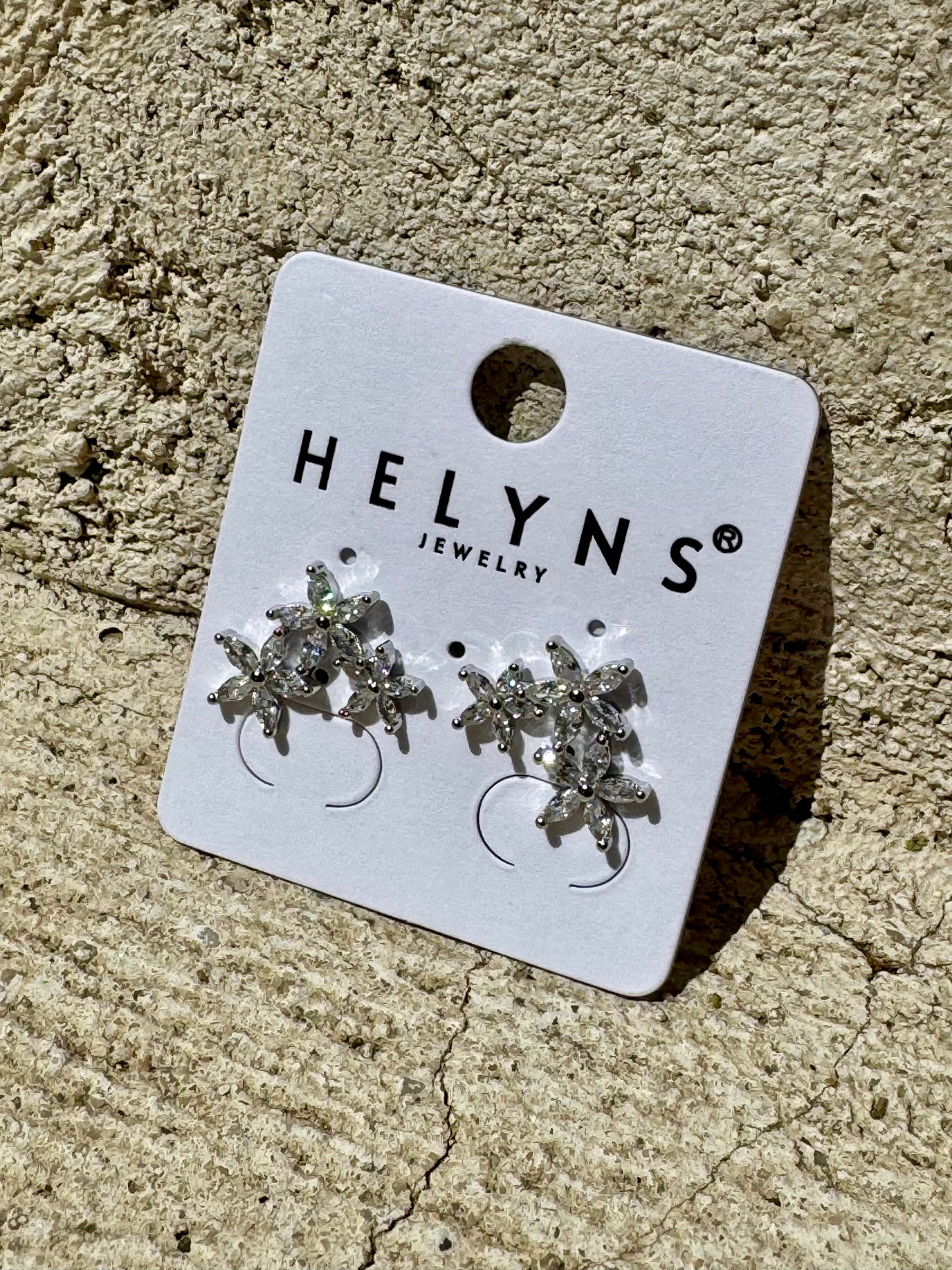 Boucle d’oreille trio de fleurs( coloris or ou argent )