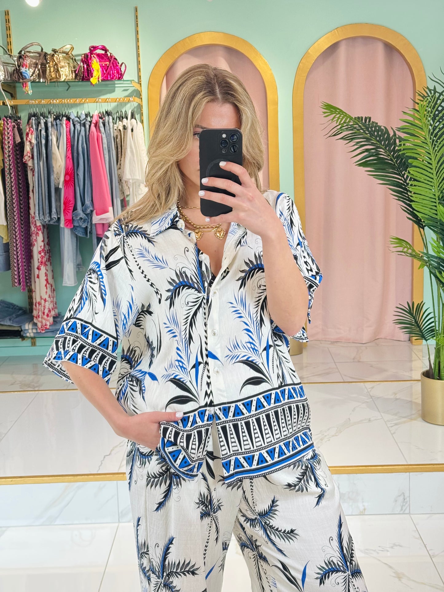 Ensemble estival imprimé palmiers – Chemise + pantalon fluide coloris bleu