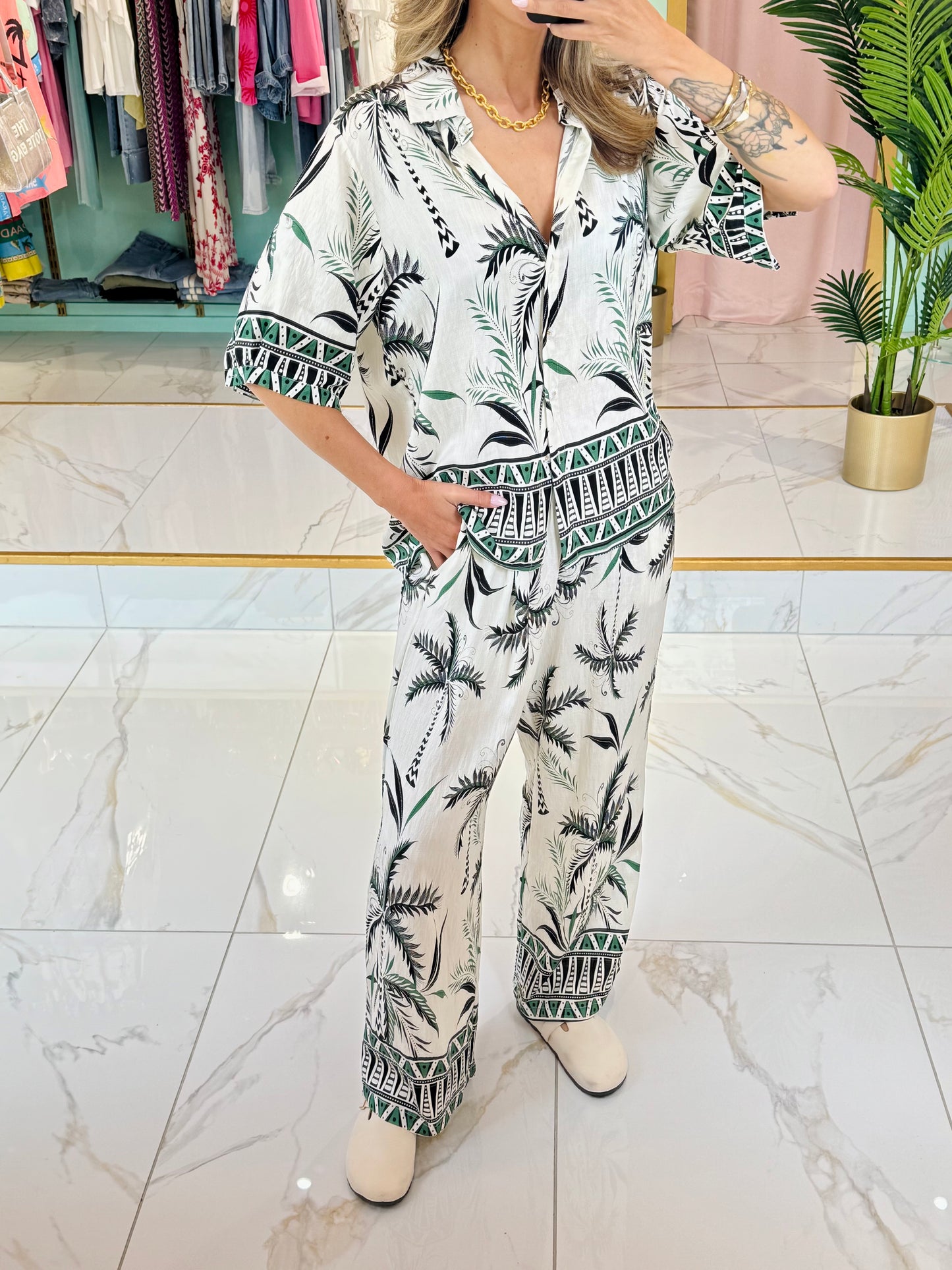 Ensemble estival imprimé palmiers – Chemise + pantalon fluide coloris vert