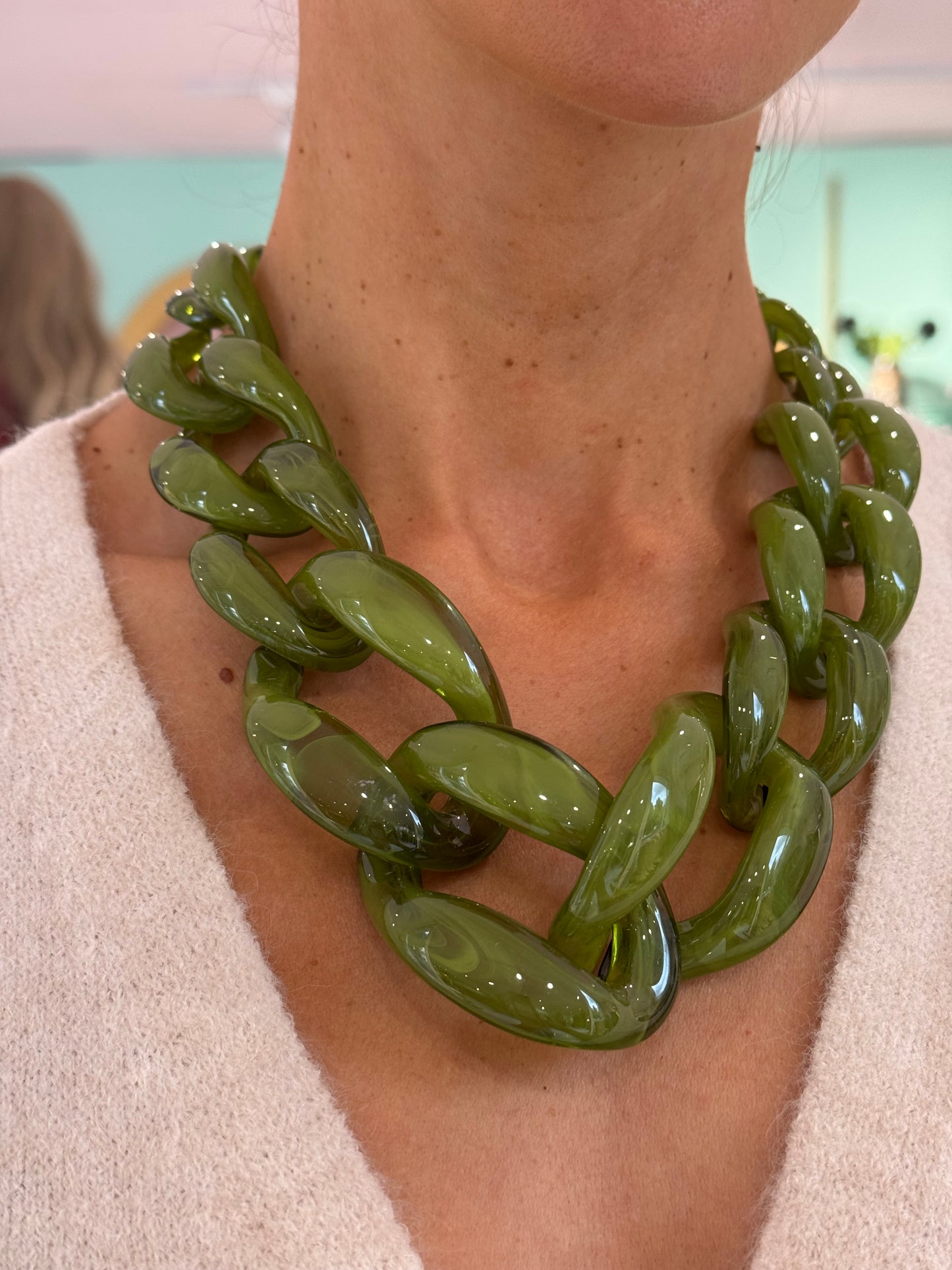 Collier maillon xl en résine vert pistache