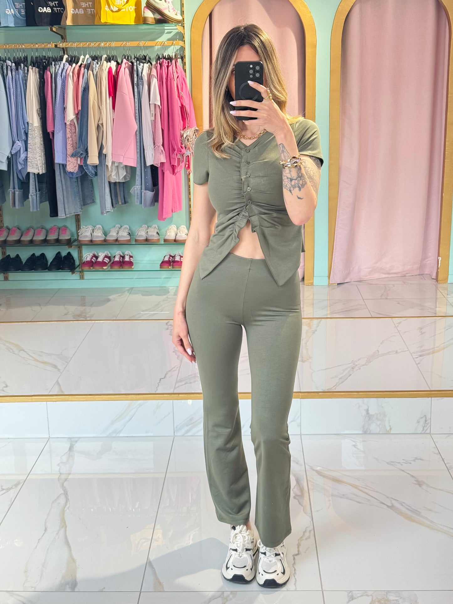 Ensemble top & pantalon près du corps kaki