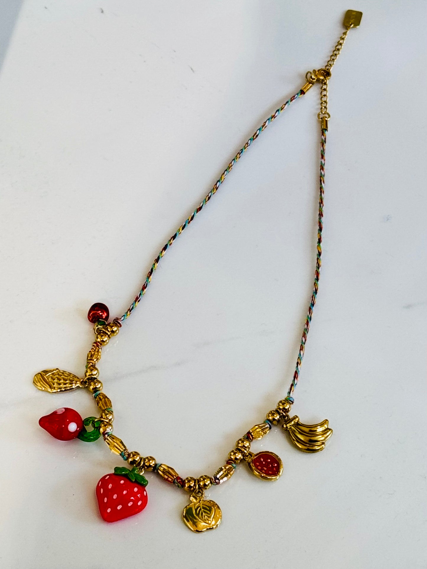 Collier charms sur cordon fraise & compagnie