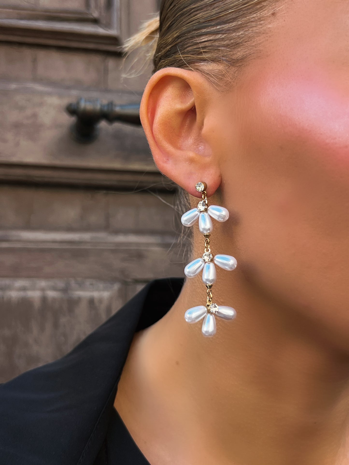 Boucle d’oreille cascade de marguerite en perles nacrés