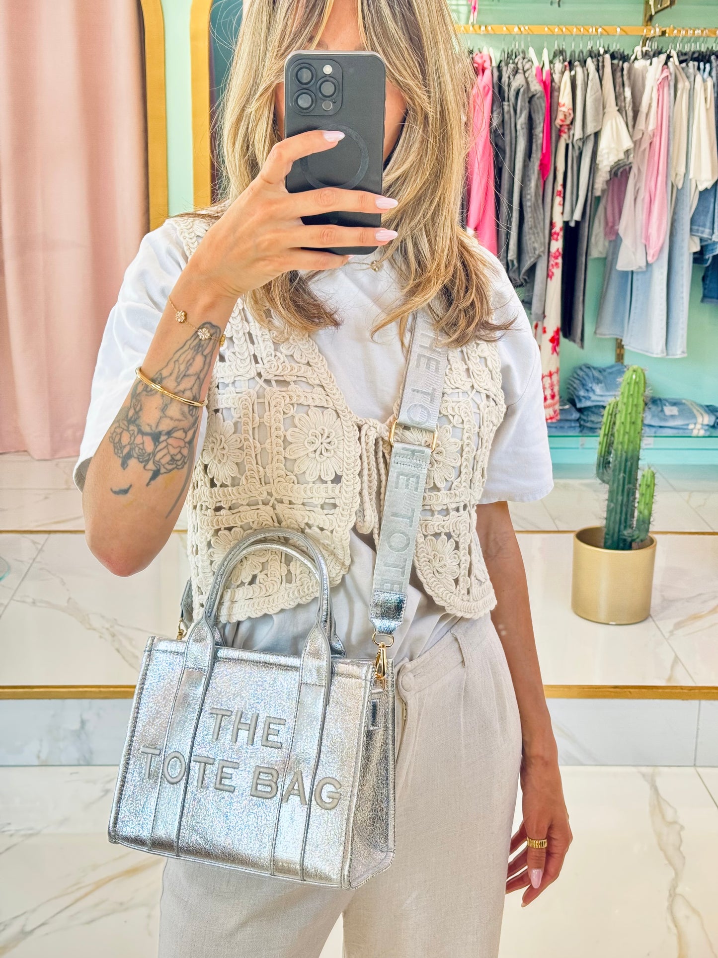 Le tote bag effet cuir brillant brodé – argent