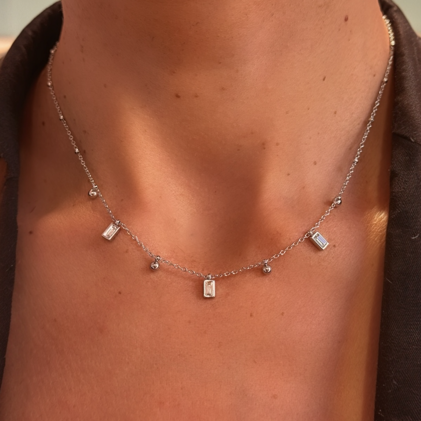 Collier court carré de strass argent