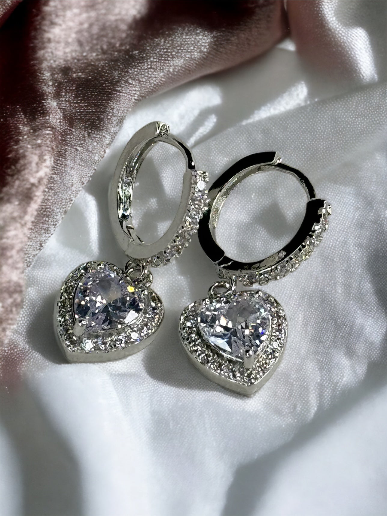 Boucle d’oreille petit anneau et coeur strass gamme spacy ( disponible en doré et argenté )