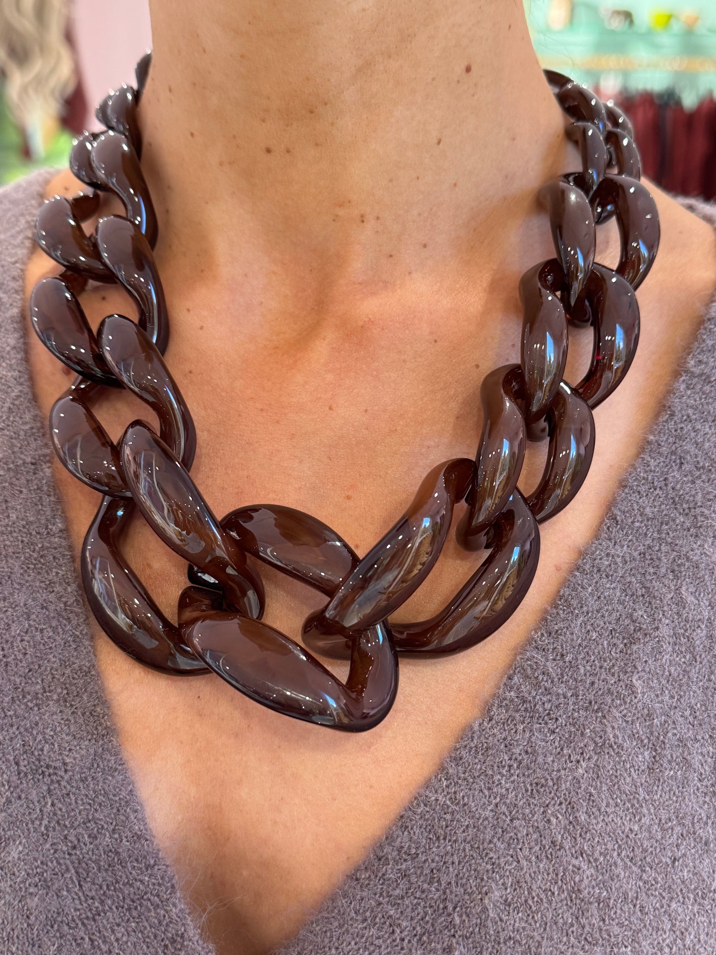 Collier maillon xl en résine chocolat