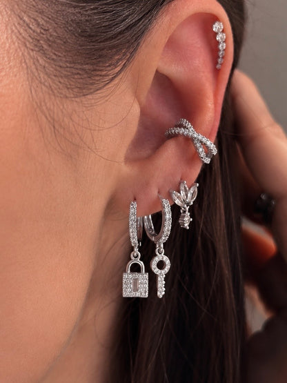 Boucles d’oreilles puces fleurs avec pendentif strass